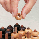 Main plaçant un pion clair sur le plateau 3D