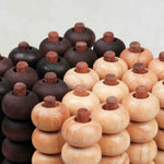 Gros plan sur les pions clairs et foncés en bois