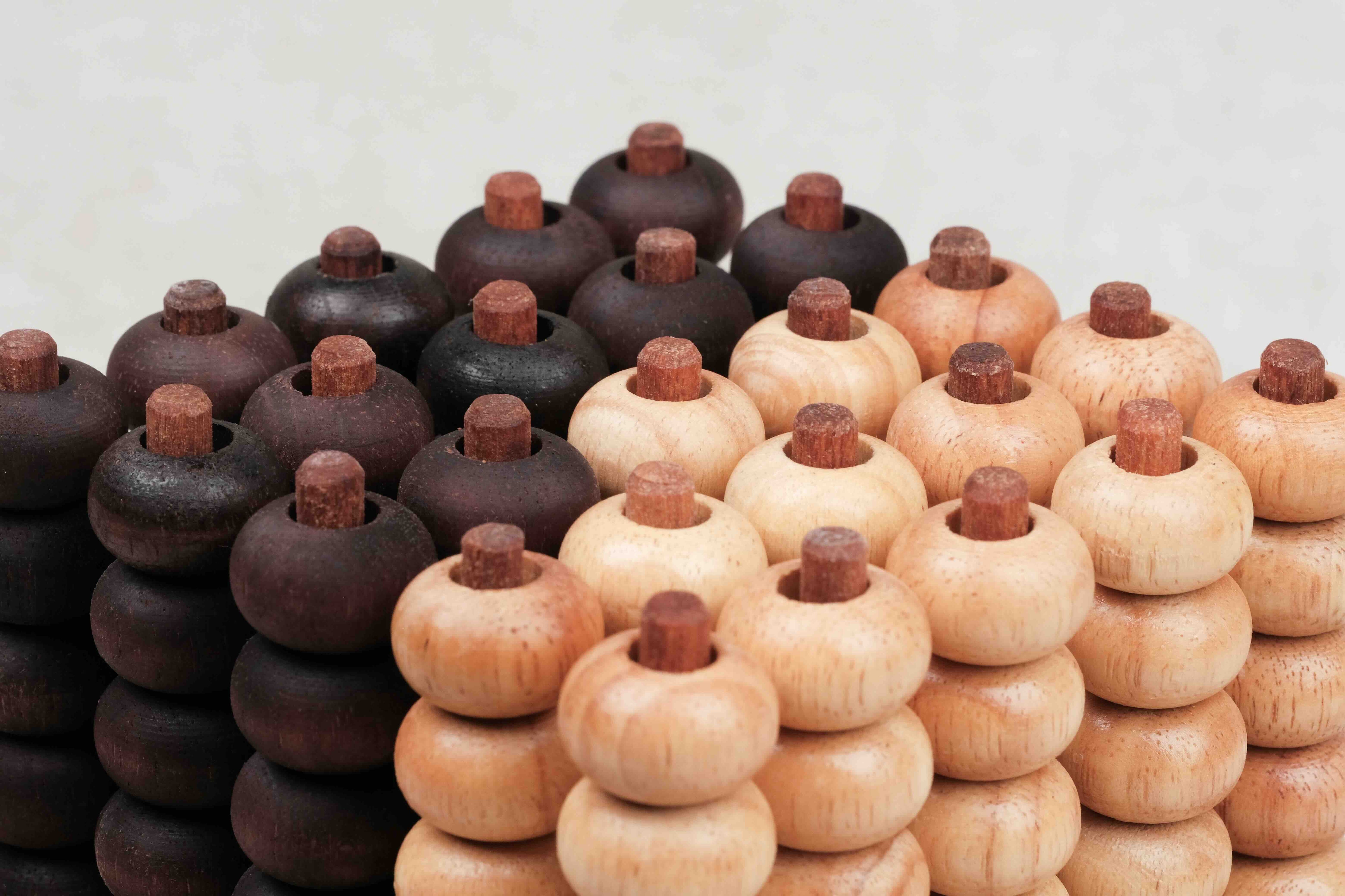 Gros plan sur les pions clairs et foncés en bois