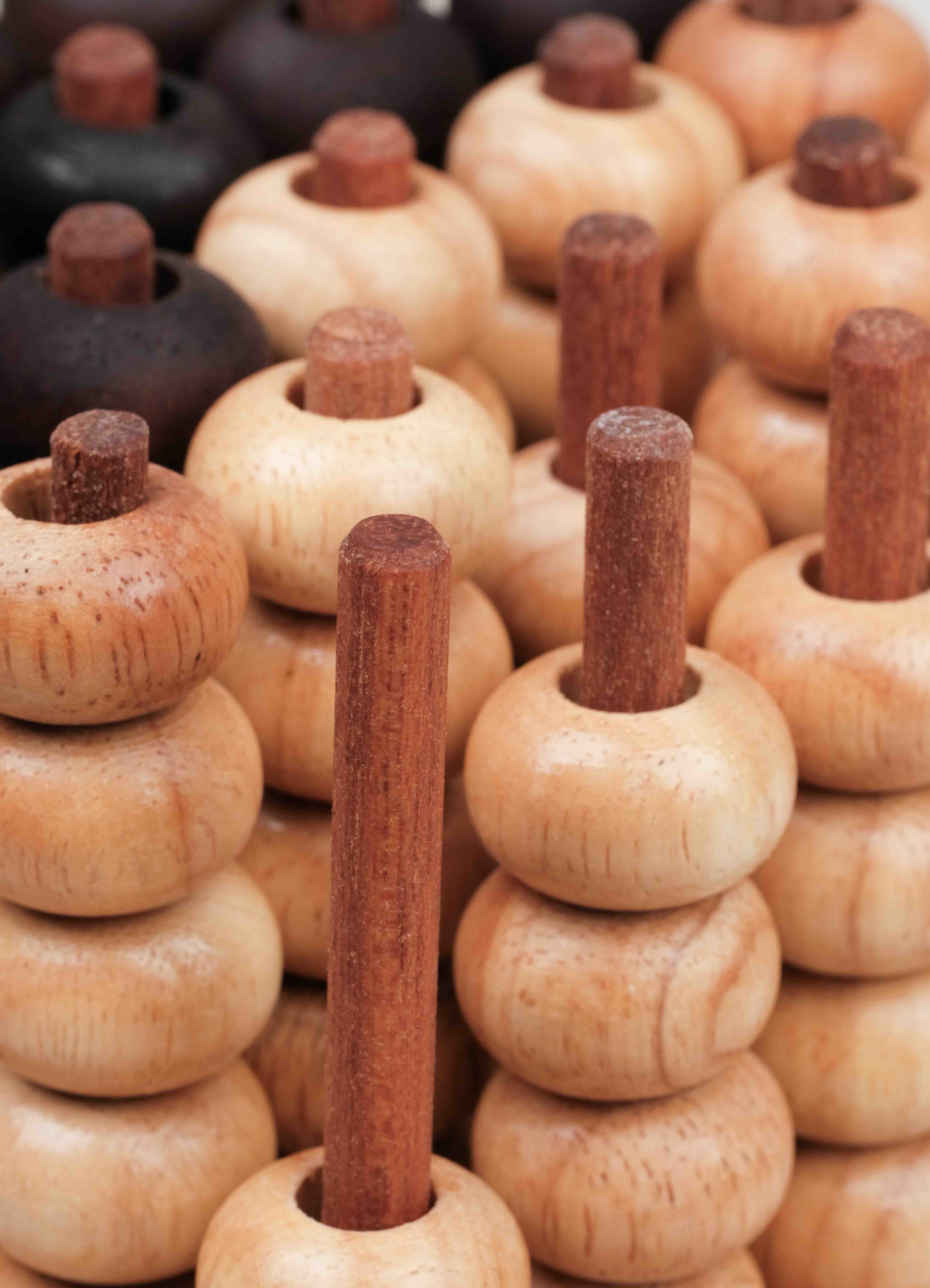 Plateau de jeu Puissance 5 3D avec tiges en bois verticales