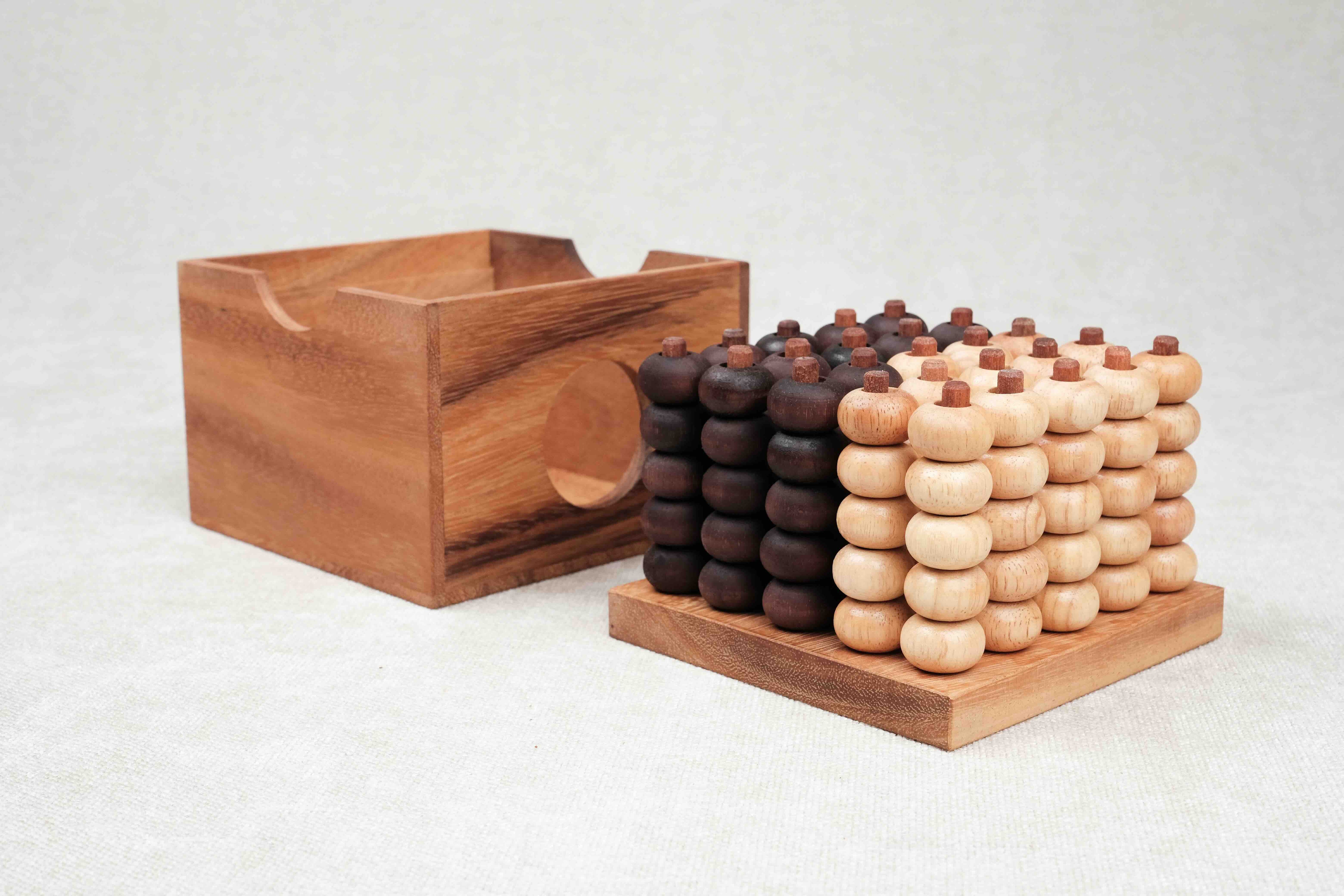 Coffret ouvert du Puissance 5 3D en bois avec rangement des pions