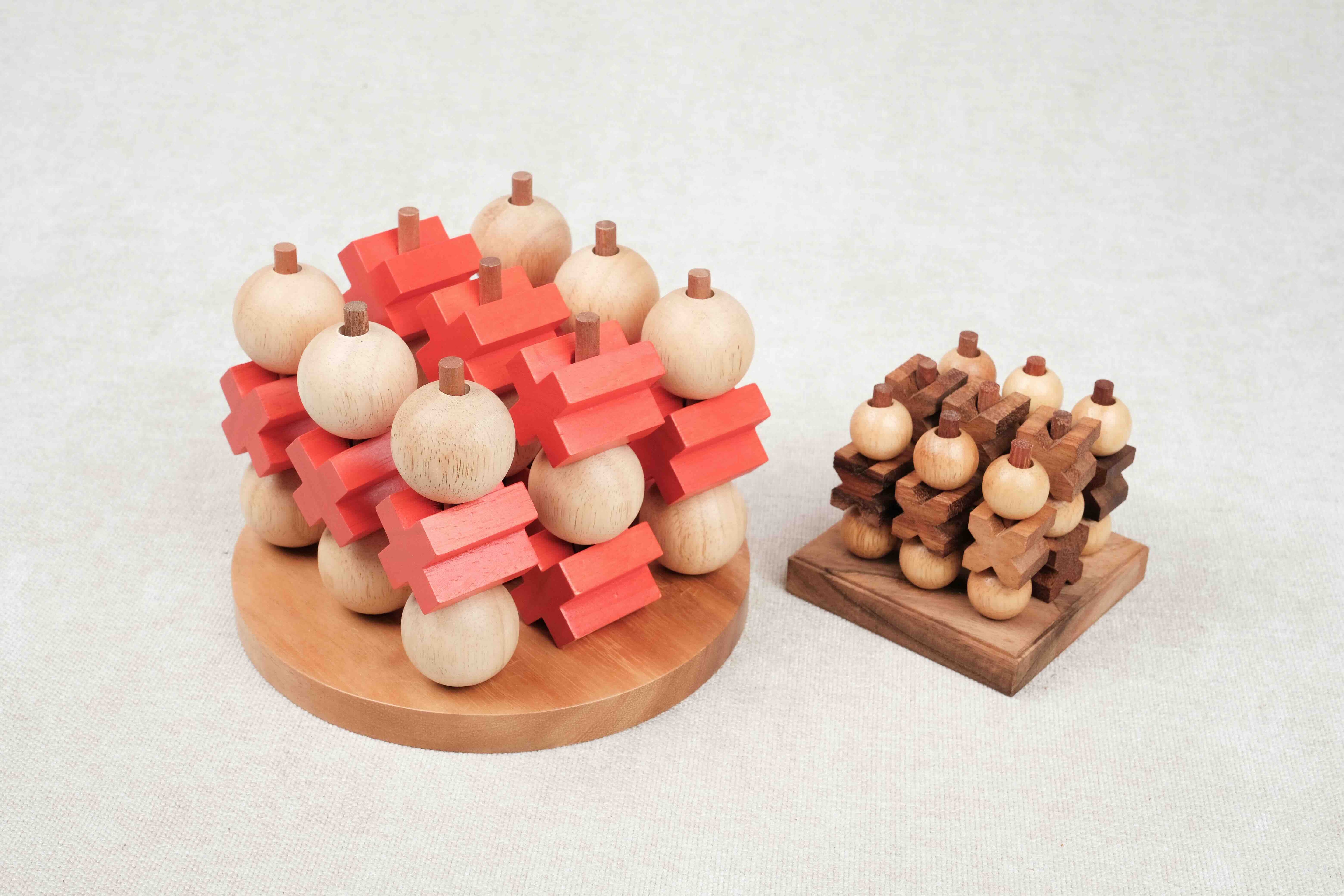 Morpion 3D XL aux côtés du Puissance 4 3D - M pour comparaison de tailles