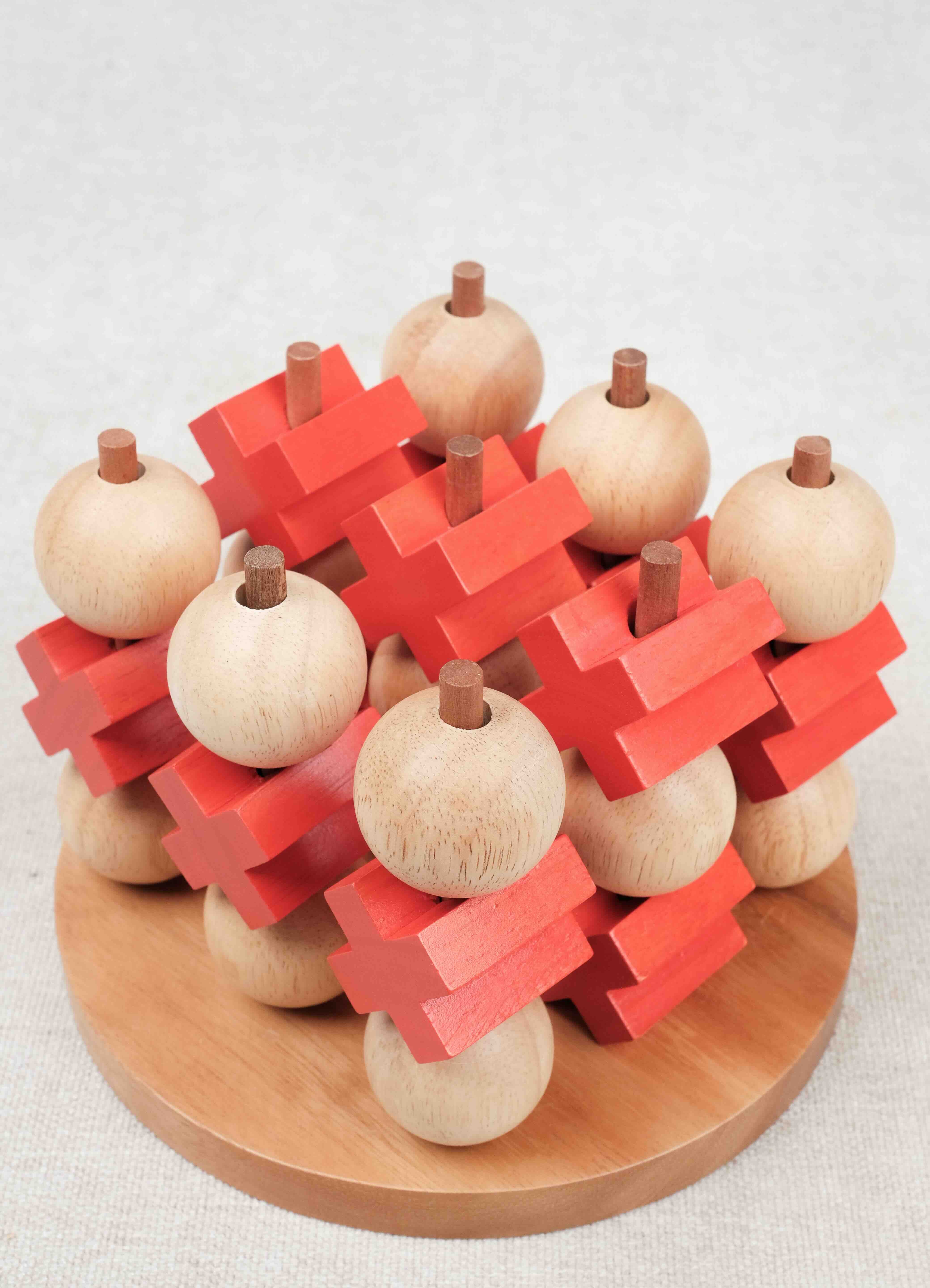 Morpion 3D XL en bois monté avec pions alignés