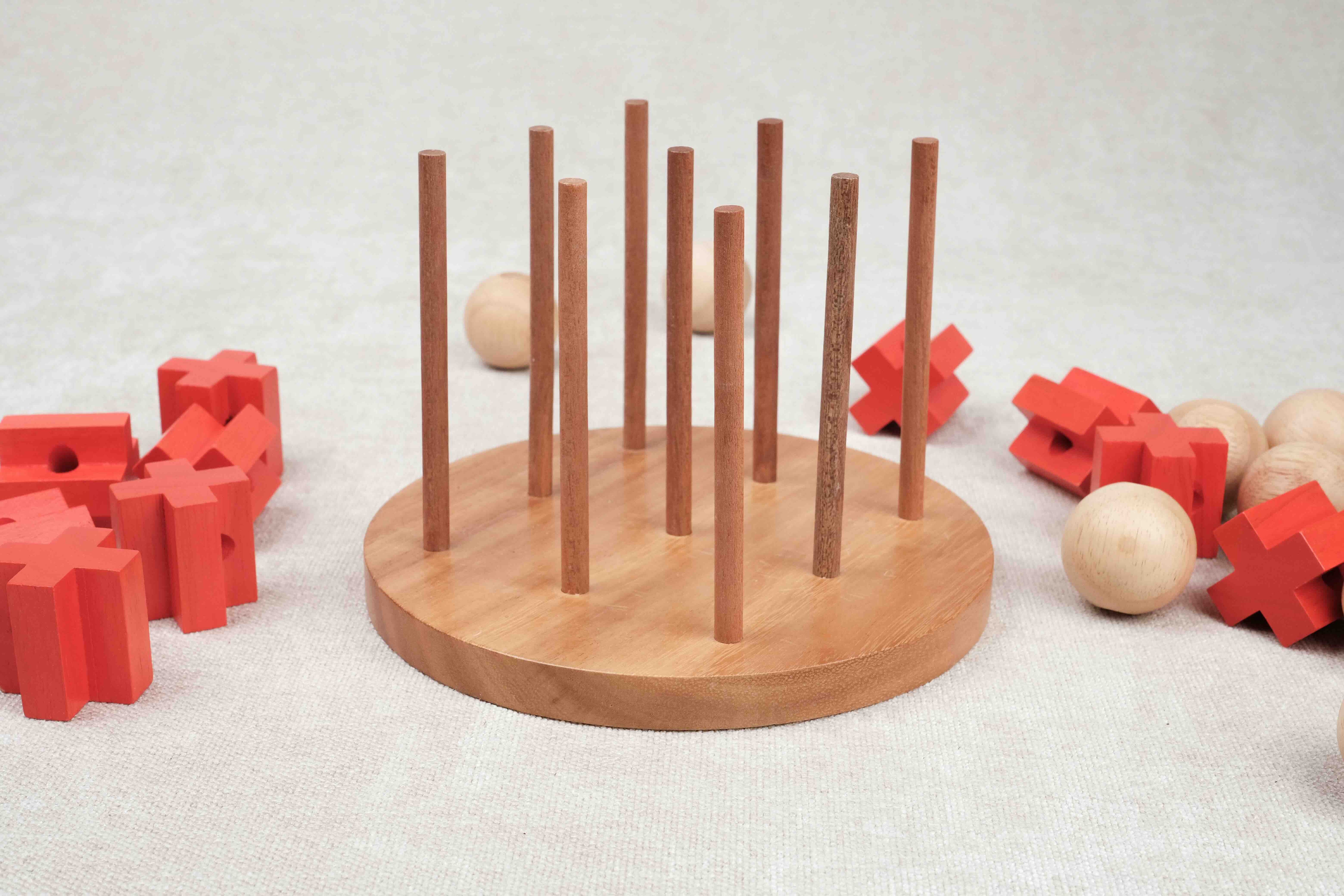 Structure vide du Morpion 3D en bois avec tiges verticales