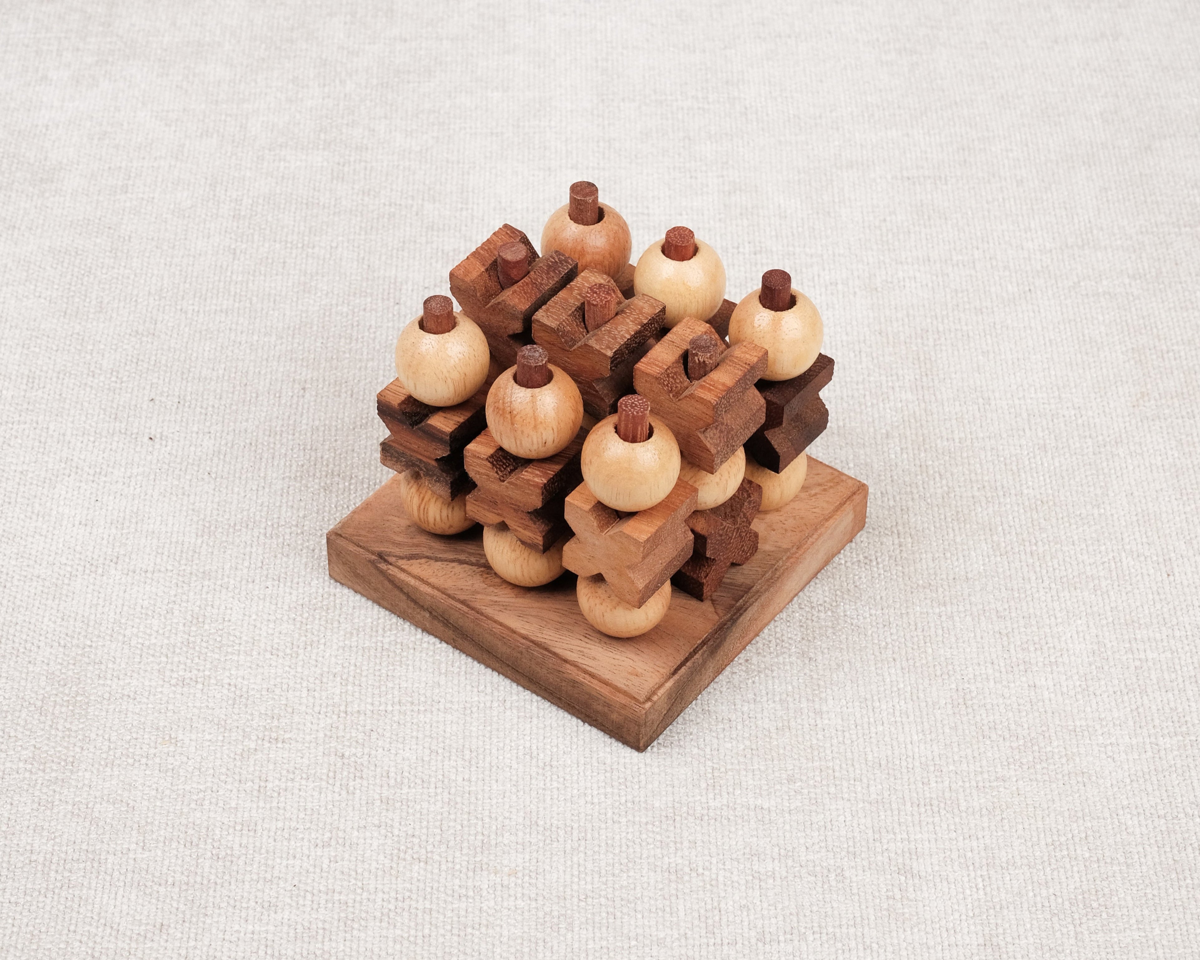 Morpion 3D en bois avec pions noirs et rouges