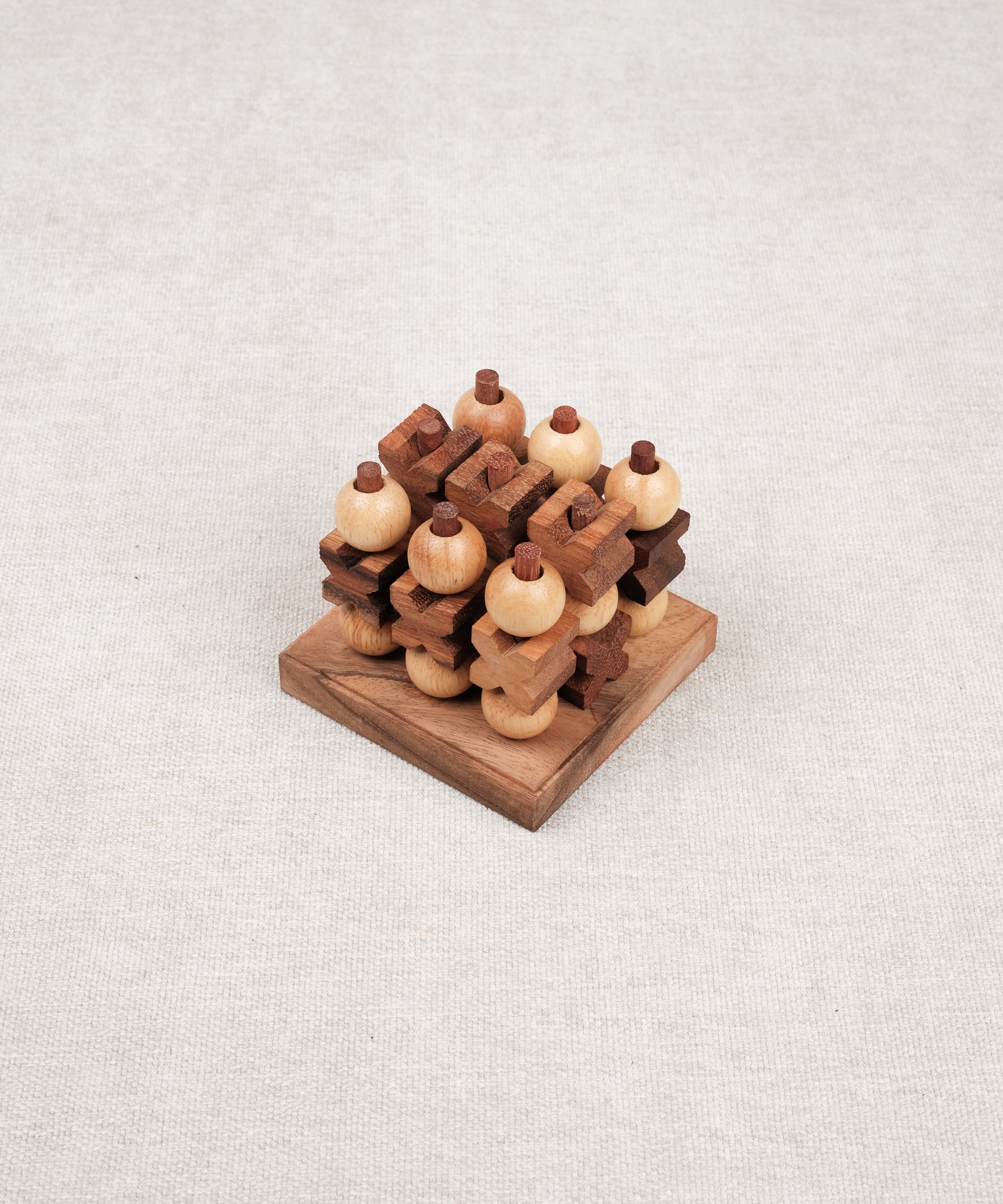 Morpion 3D M en bois naturel avec boules et croix en acacia et hévéa