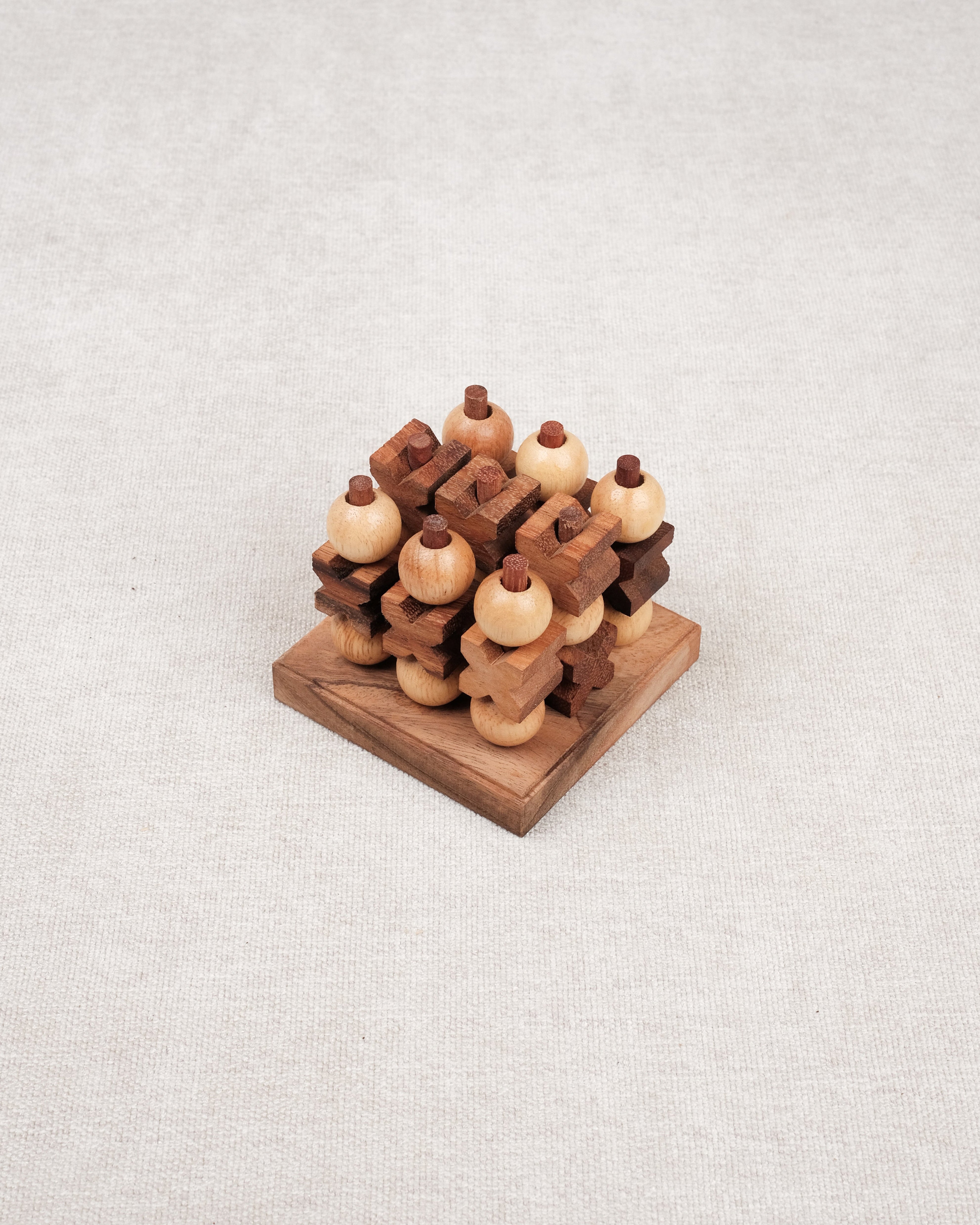 Morpion 3D M en bois naturel avec boules et croix en acacia et hévéa