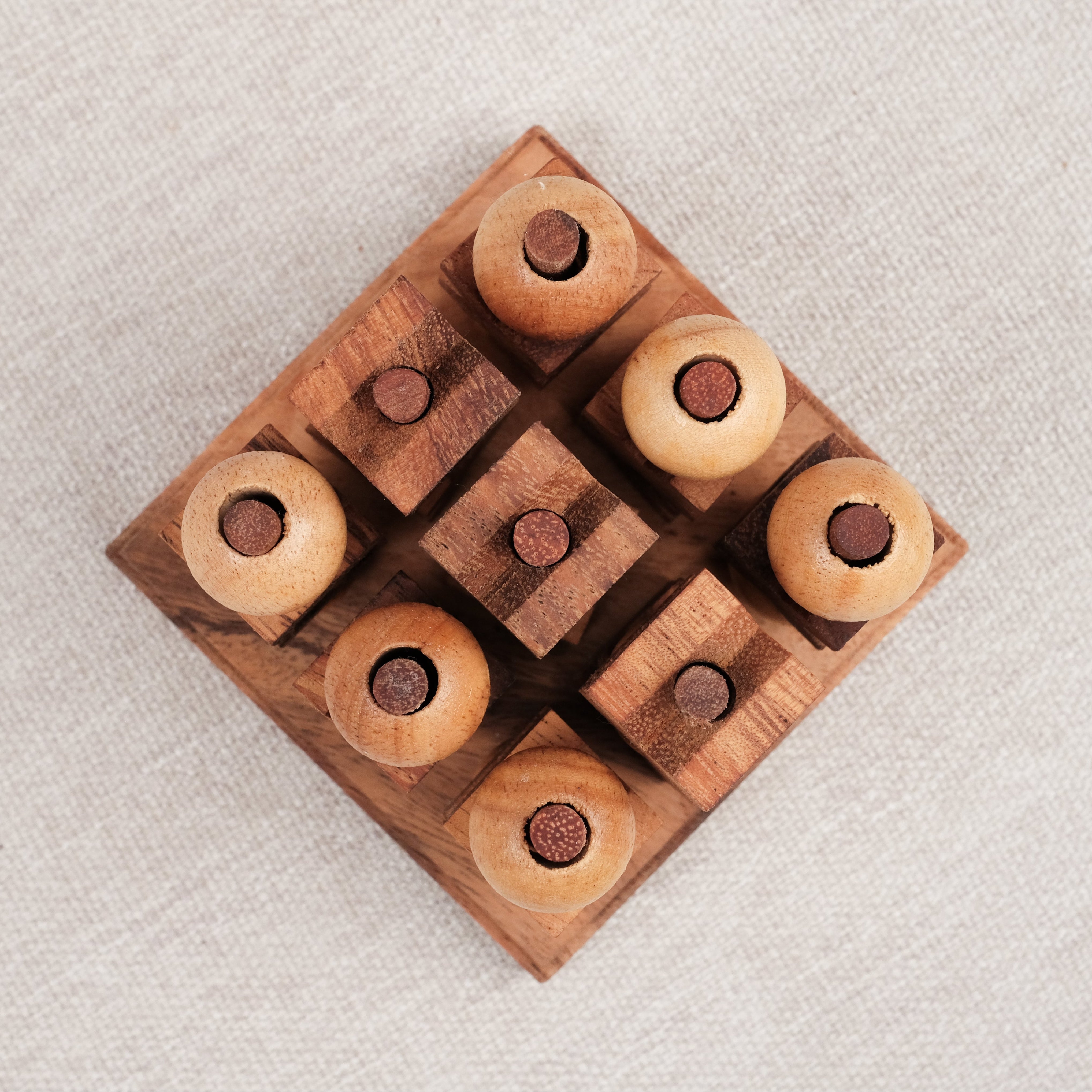 Vue de dessus du Morpion 3D M en bois avec pions alignés