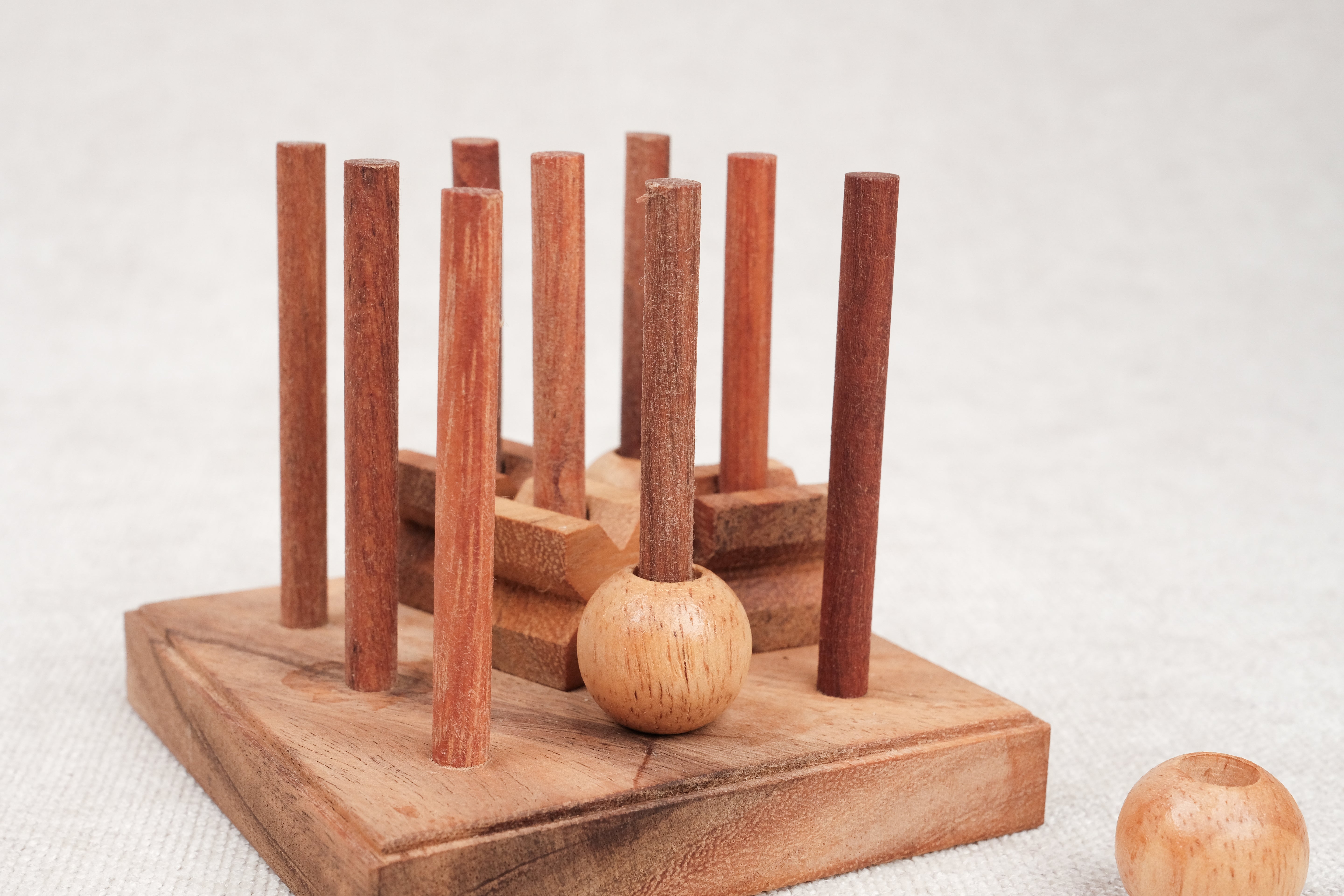 Structure vide du Morpion 3D M avec tiges verticales en bois