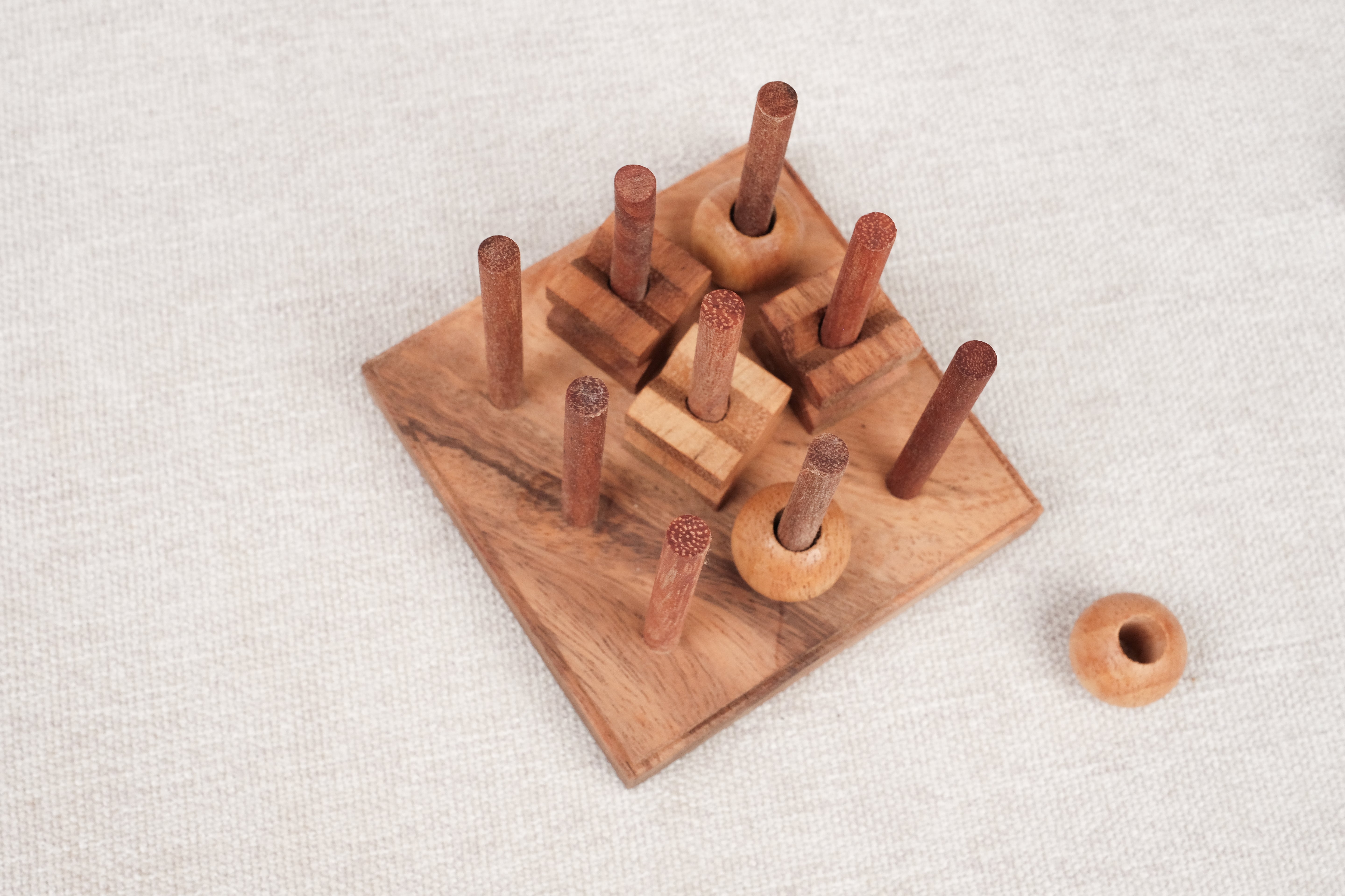 Partie en cours avec alignement des pions bois clair et foncé