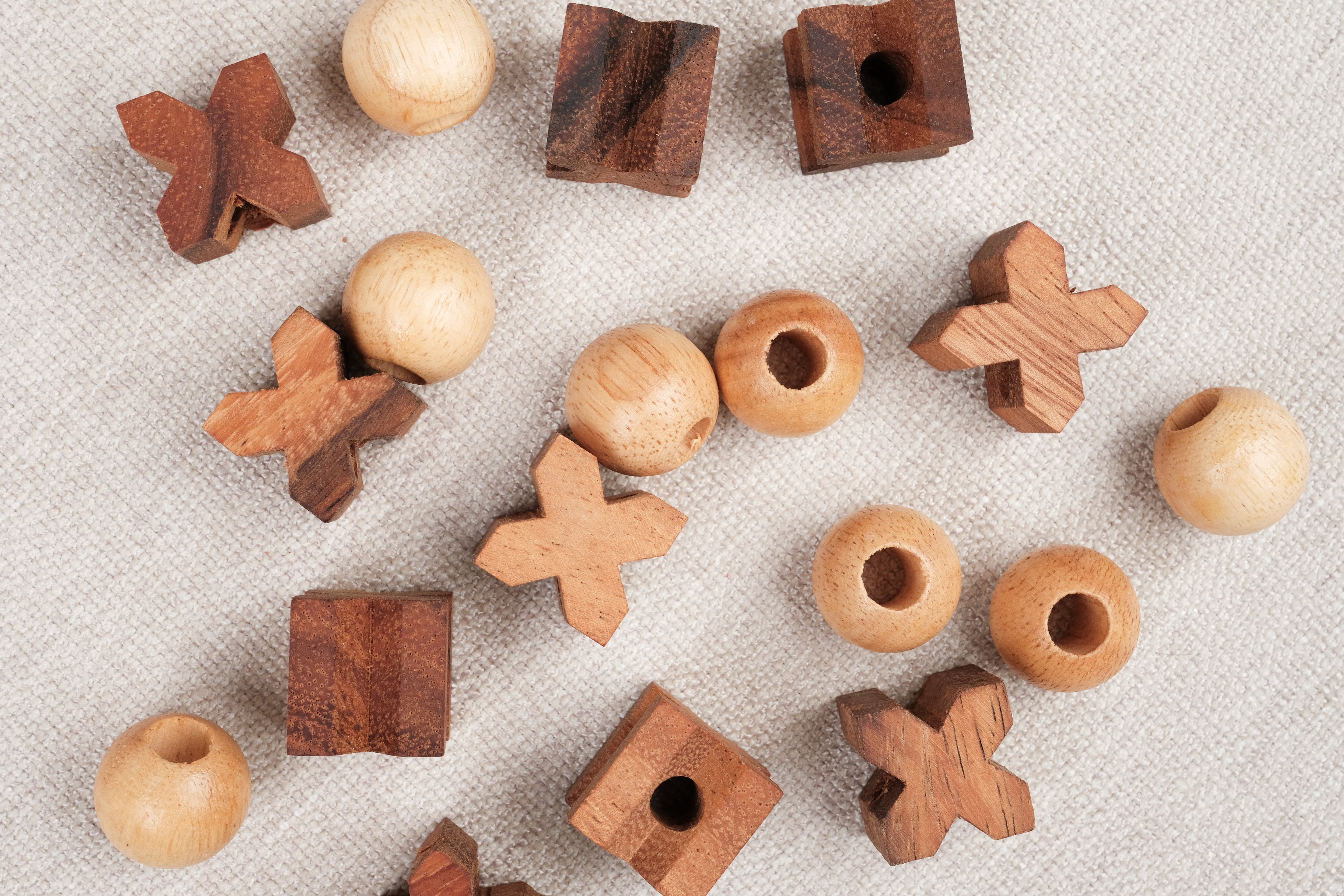 Pièces du Morpion 3D M en bois : croix et boules séparées