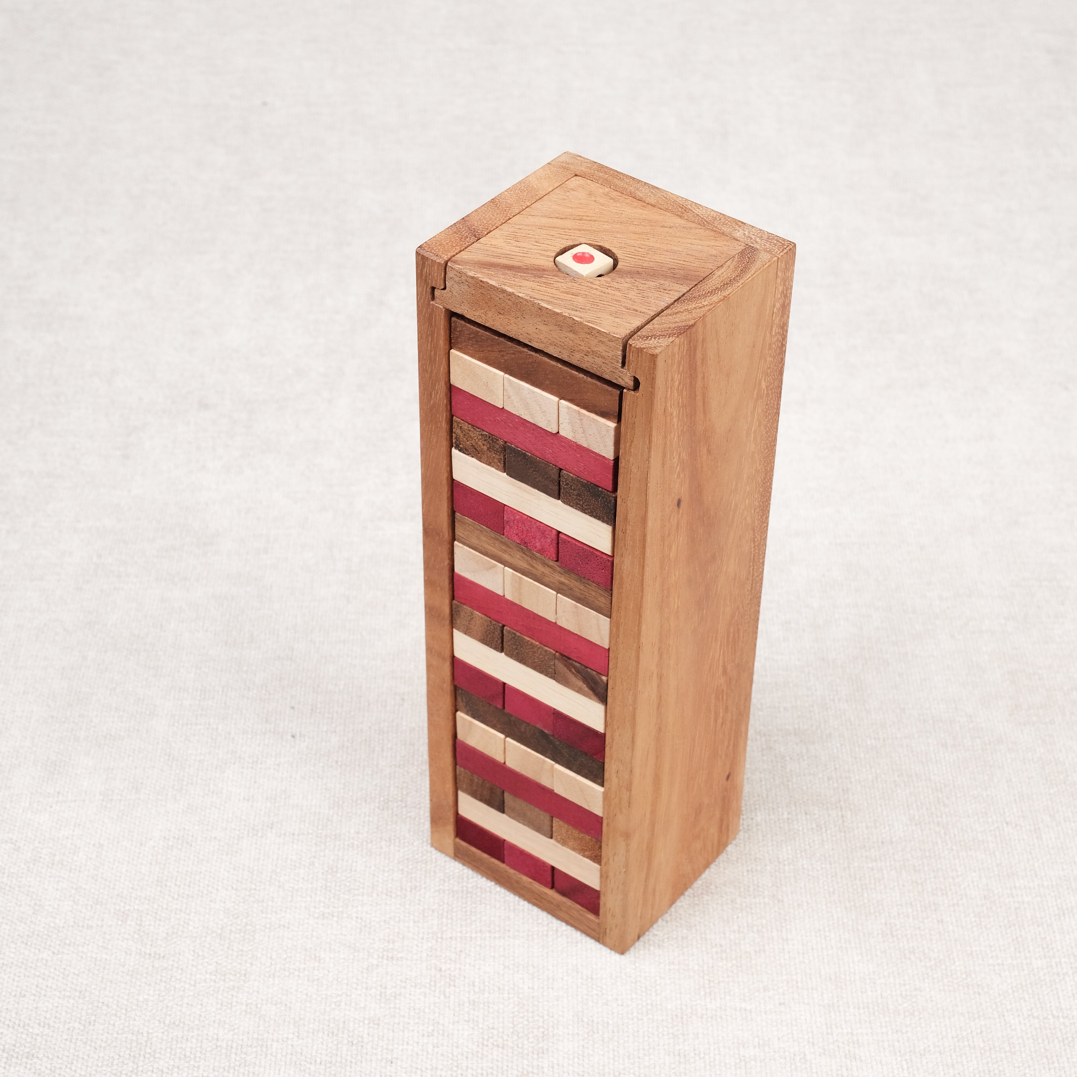 Tour de jenga couleurs dans son coffret en bois