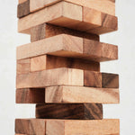 Gros plan sur les blocs de Jenga en bois massif
