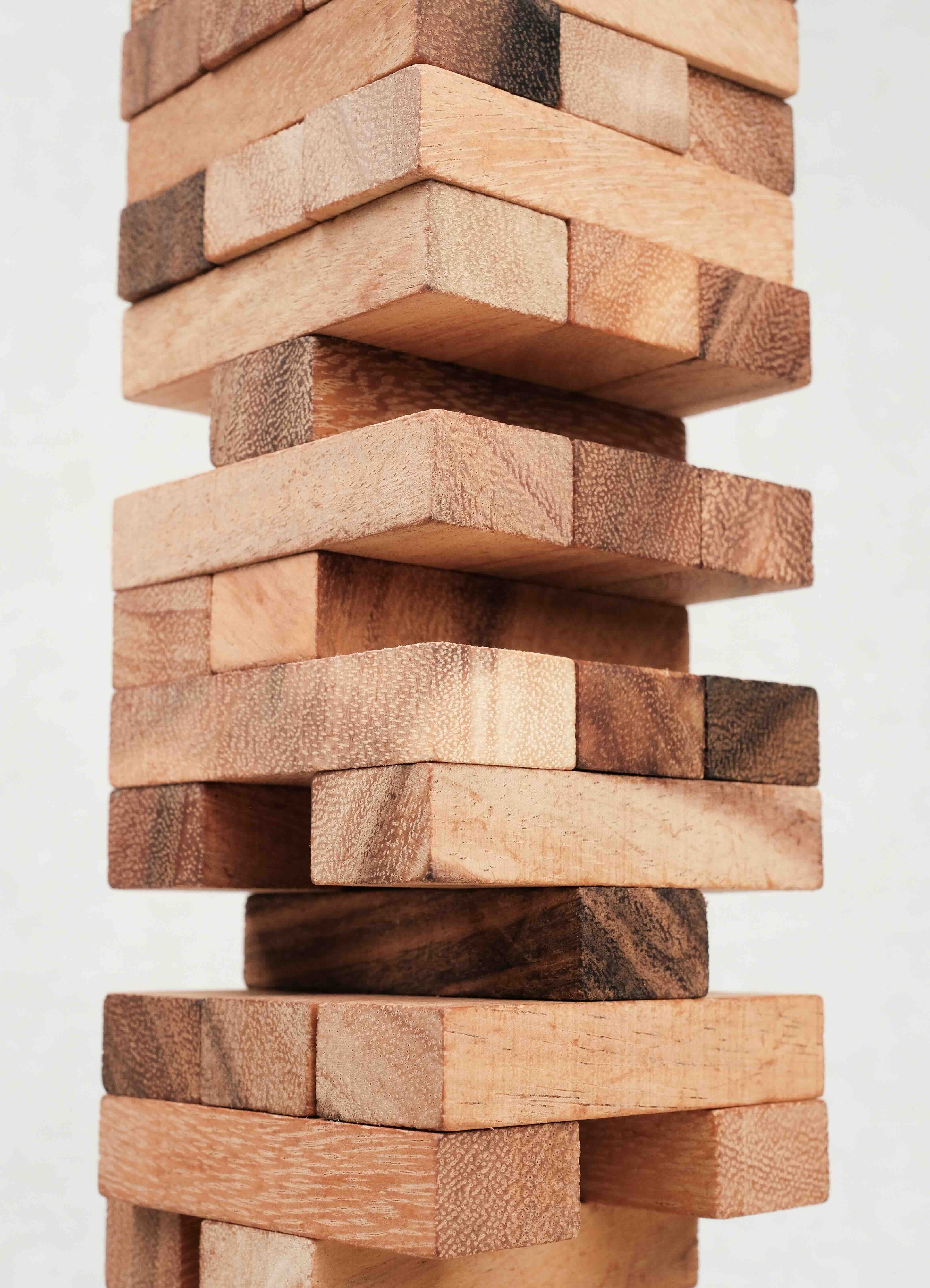 Gros plan sur les blocs de Jenga en bois massif