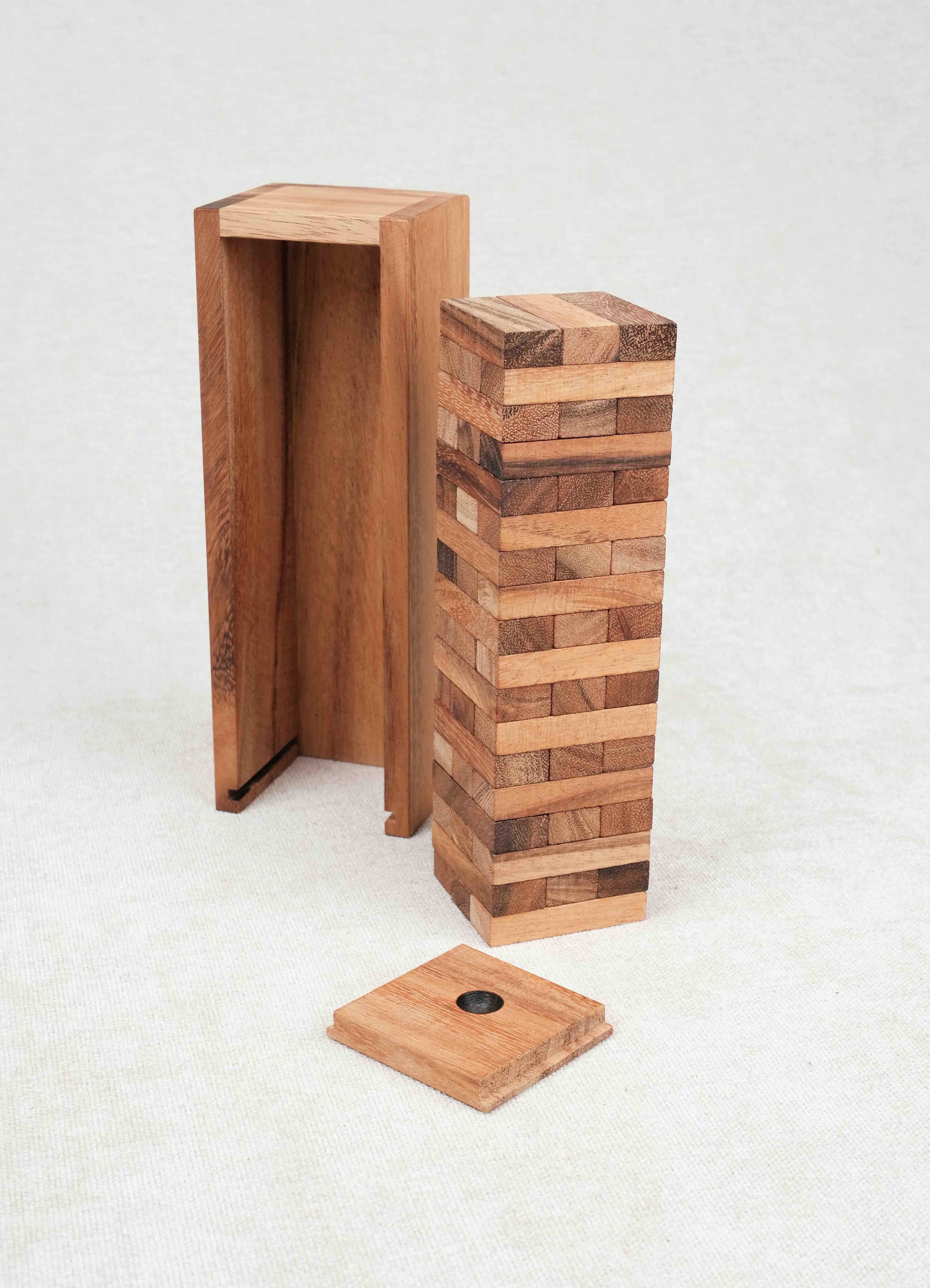 Tour formée avec le coffret de rangement Jenga bois taille moyenne