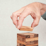 Joueur en train de retirer une pièce du Jenga bois