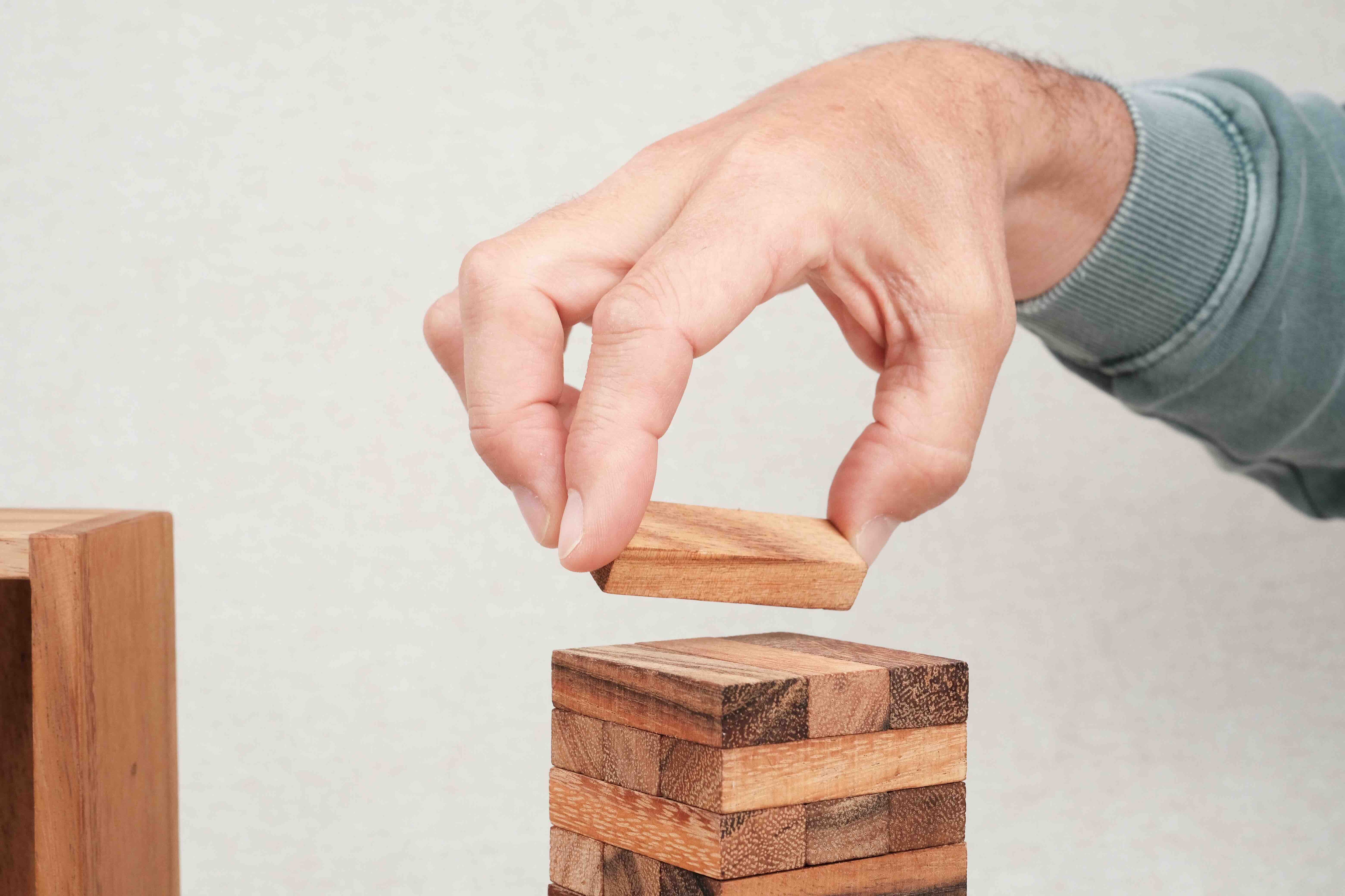 Joueur en train de retirer une pièce du Jenga bois