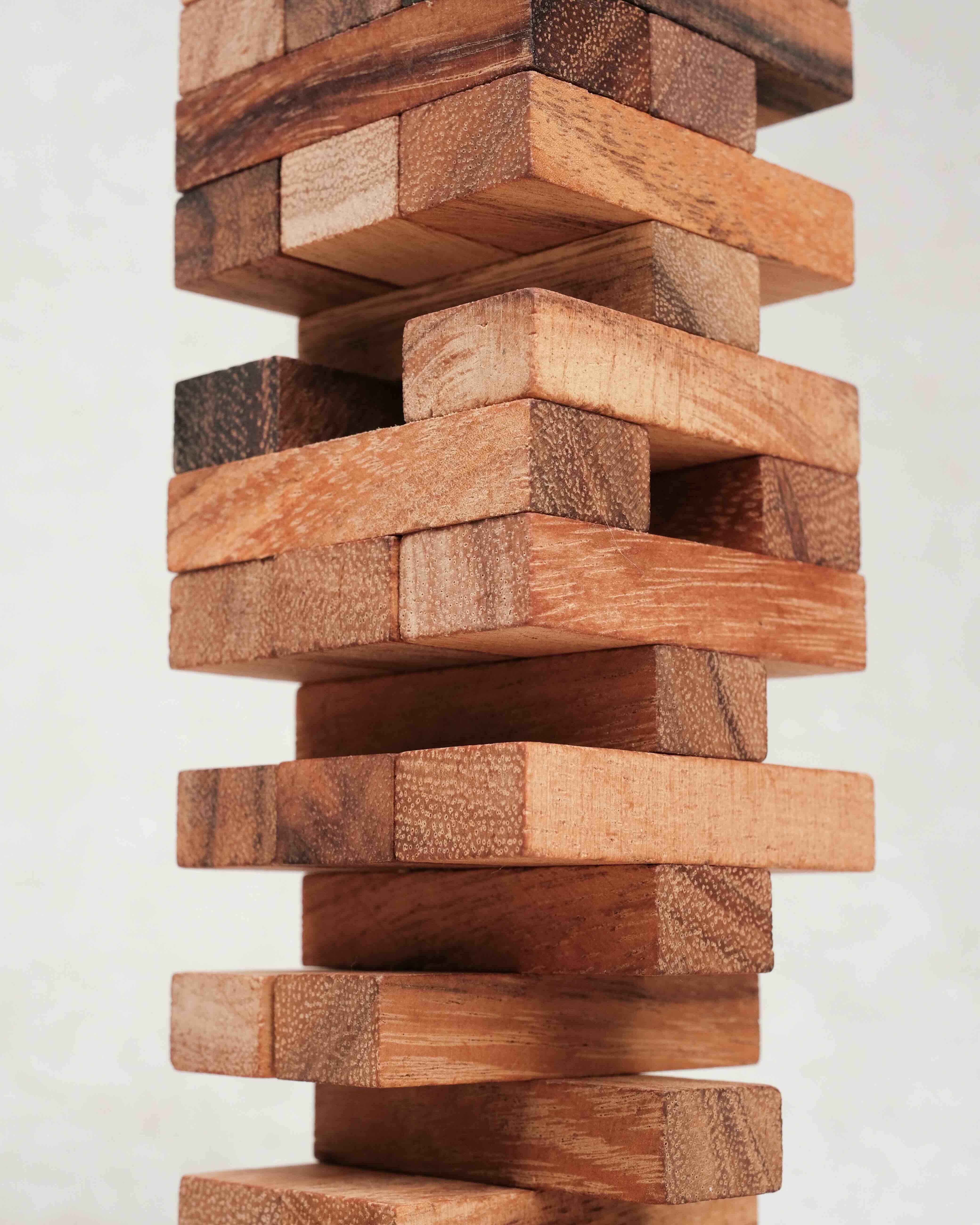 Détails de la tour de jenga ou tour infernale M en bois d'acacia