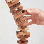 Tour infernale en bois instable prête à s’écrouler