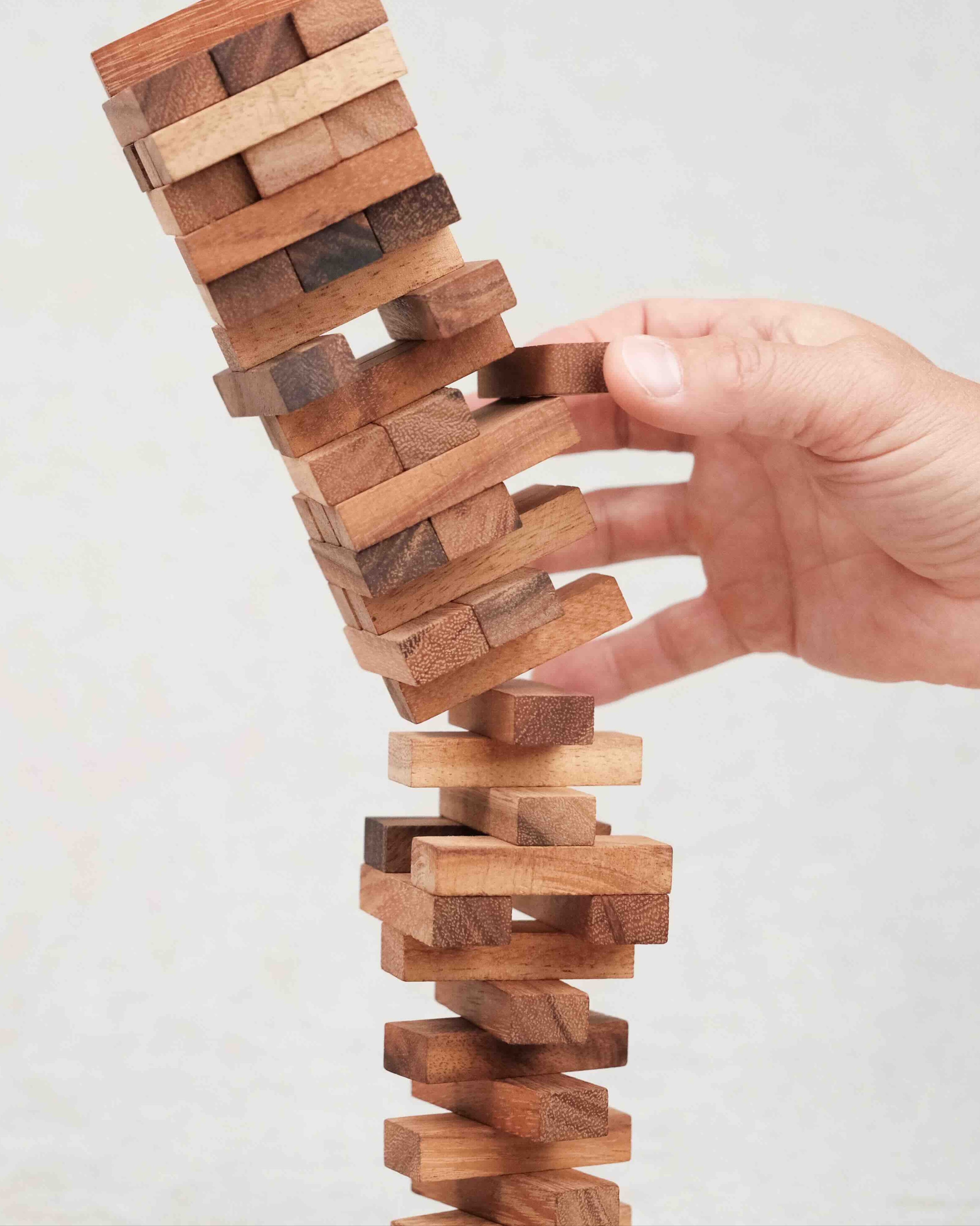 Tour infernale en bois instable prête à s’écrouler