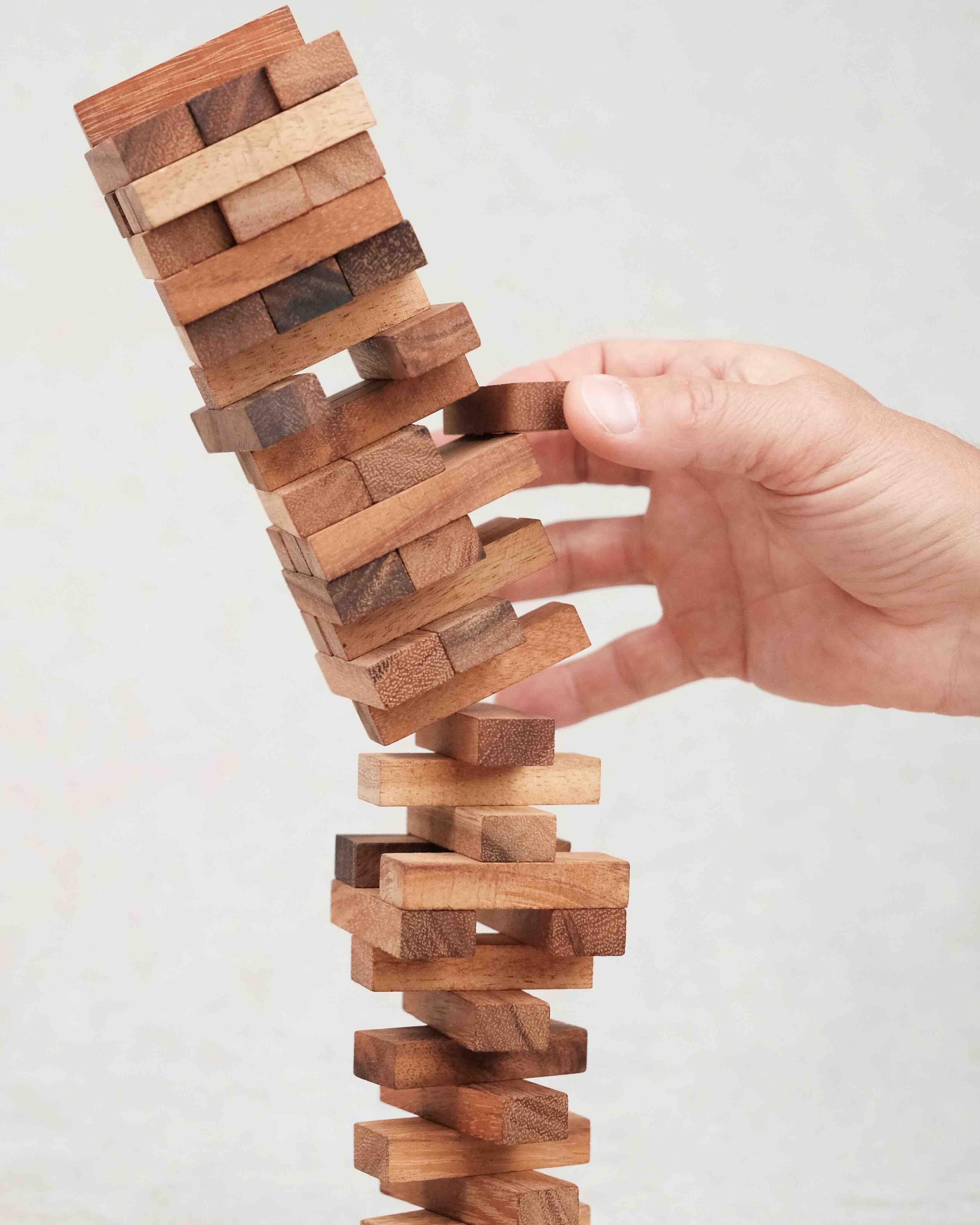 Jenga ou tour infernale instable en bois d’acacia