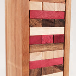 Coffret bois ouvert avec tour Jenga couleur rangée et dé