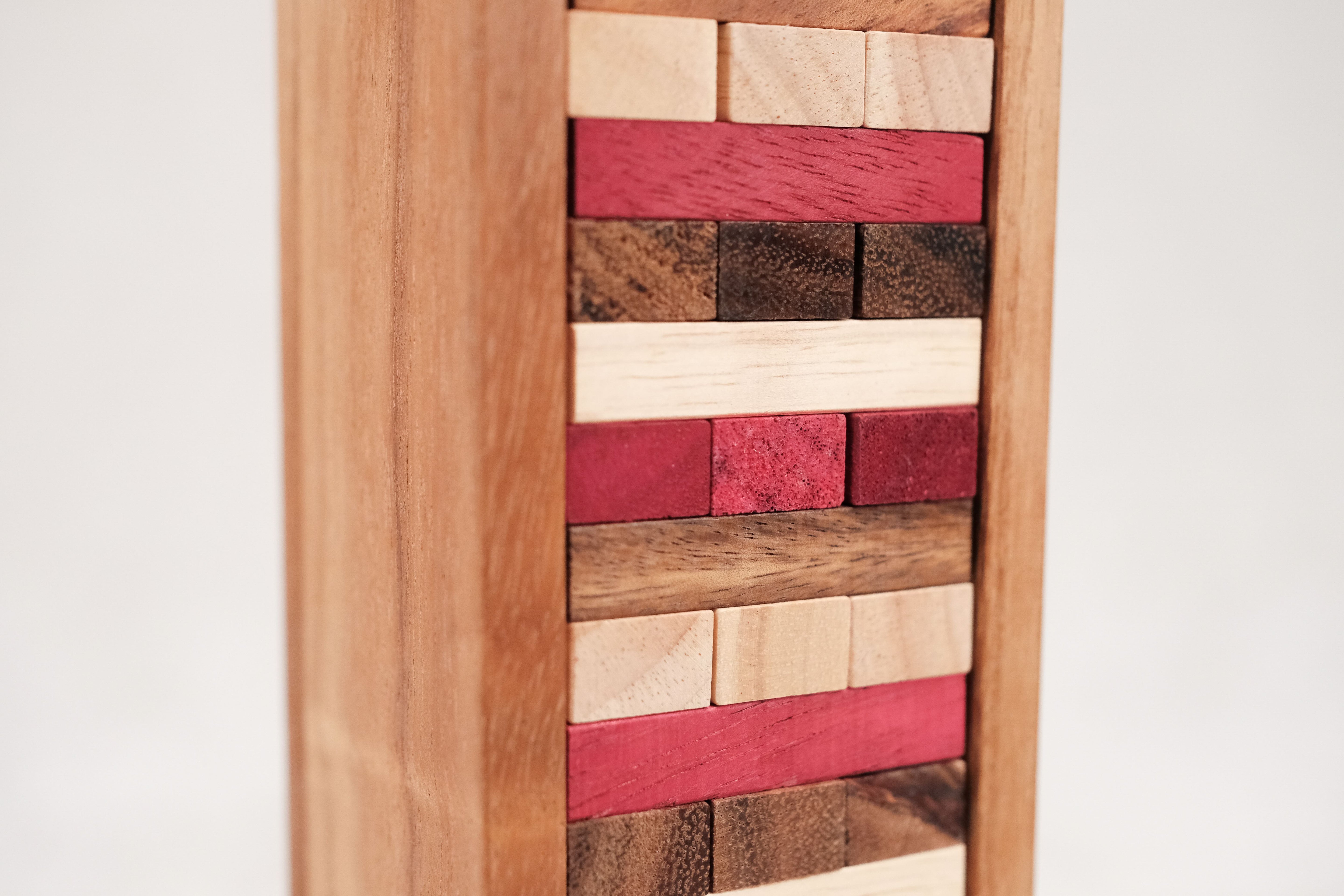 Coffret bois ouvert avec tour Jenga couleur rangée et dé