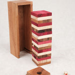 Gros plan sur coffret bois du Jenga avec blocs multicolores