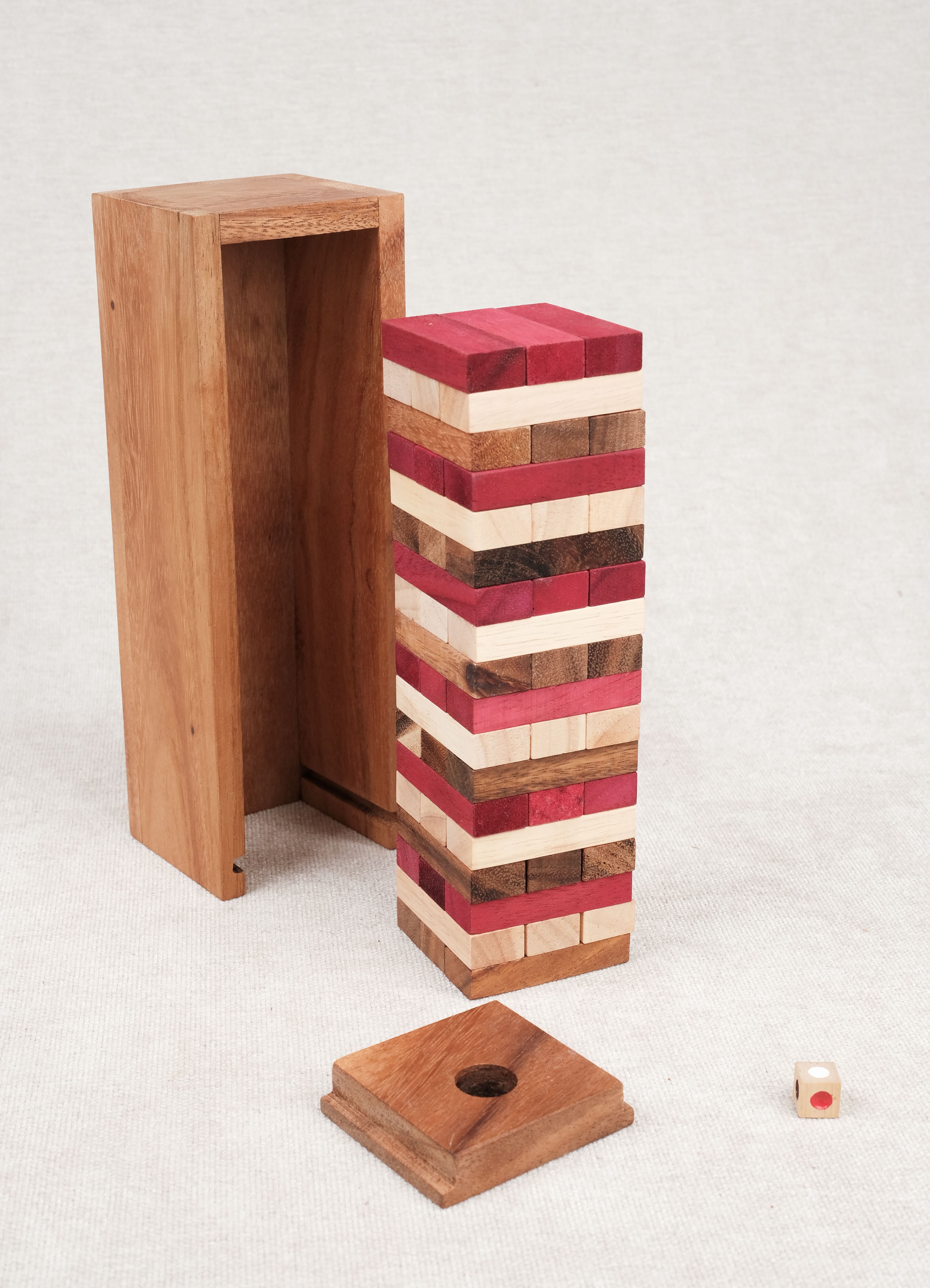 Gros plan sur coffret bois du Jenga avec blocs multicolores