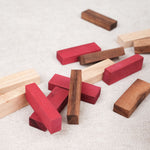 Blocs de Jenga couleur en bois rouge, clair et foncé éparpillés