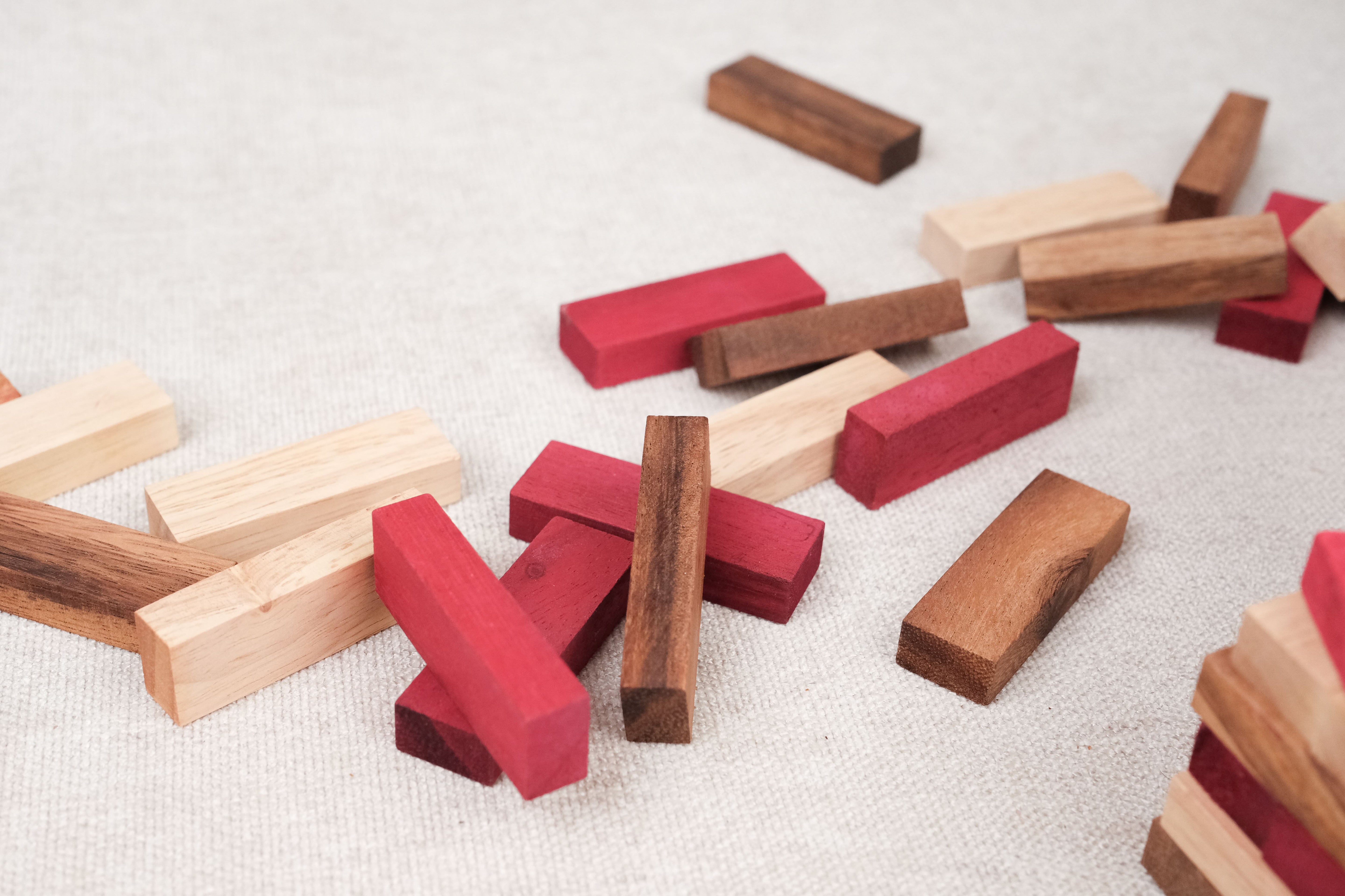 Blocs de Jenga couleur en bois rouge, clair et foncé éparpillés