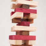Détail tour Jenga bois avec pièces colorées instables