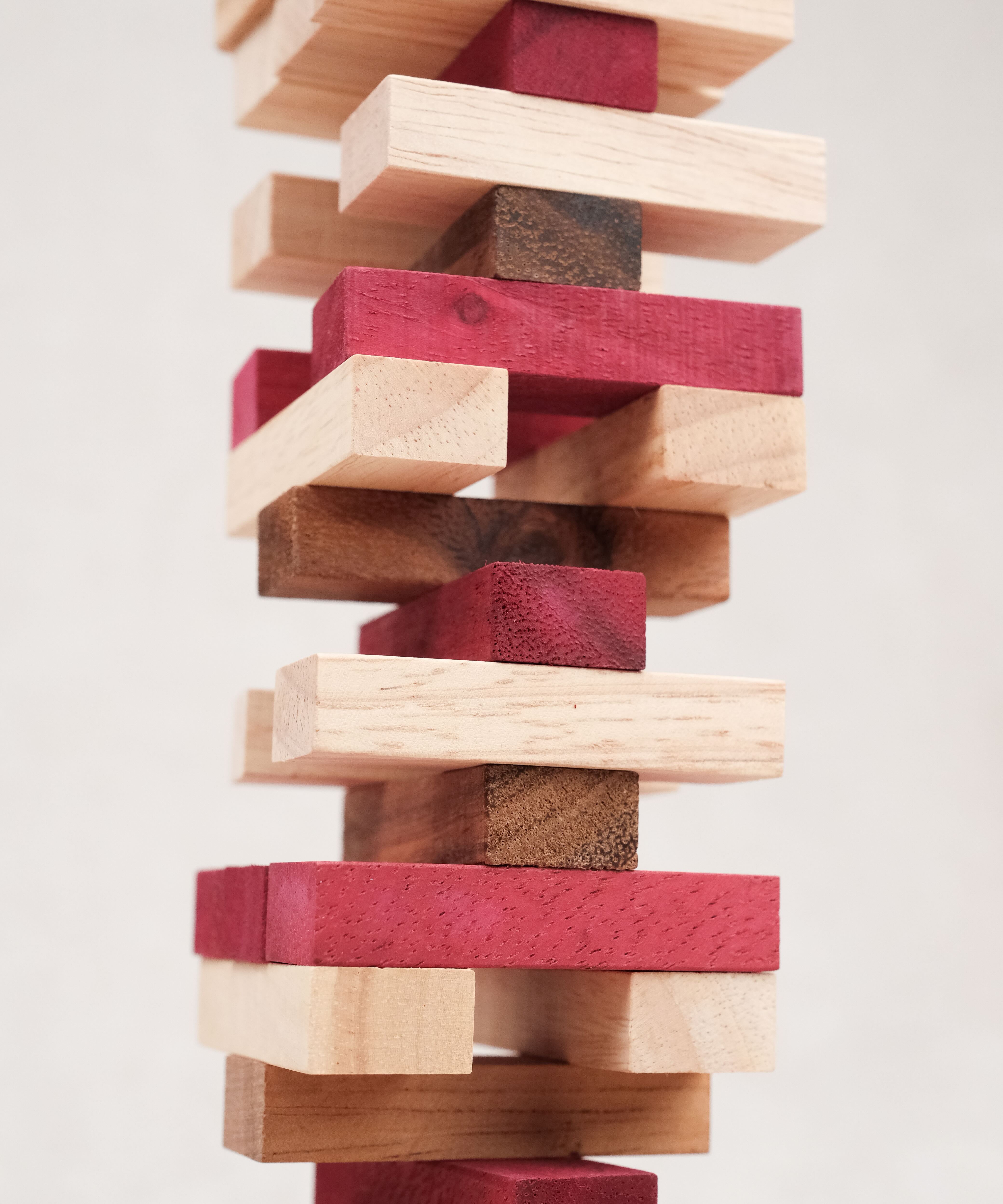 Détail tour Jenga bois avec pièces colorées instables