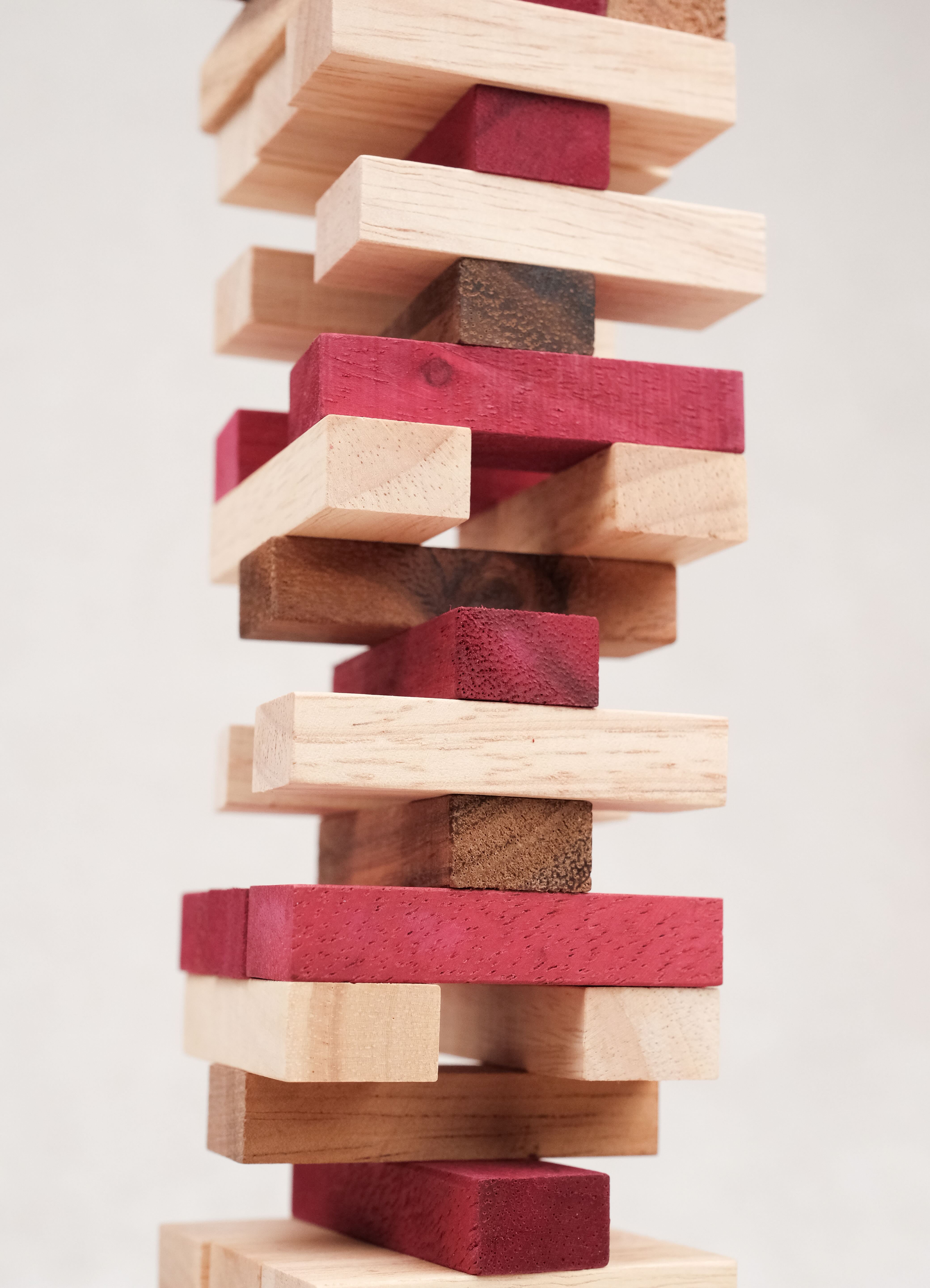 Détail tour Jenga bois avec pièces colorées instables