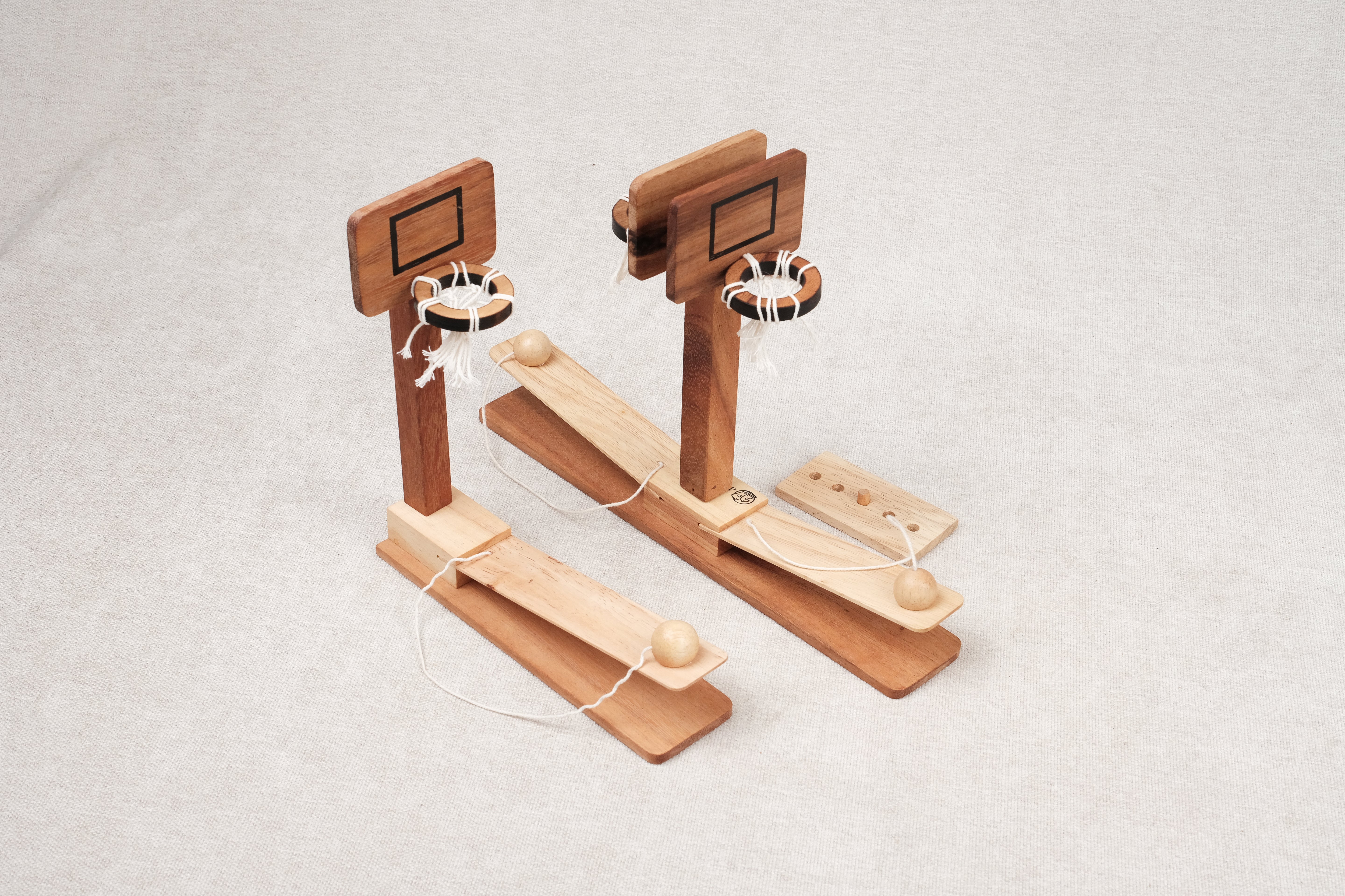 Deux variantes du jeu Basket côte à côte