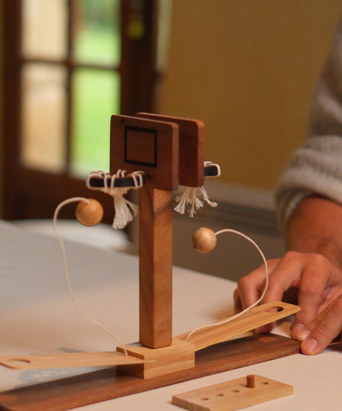 Joueur lançant la balle au Double Basket Jeux Faugère.