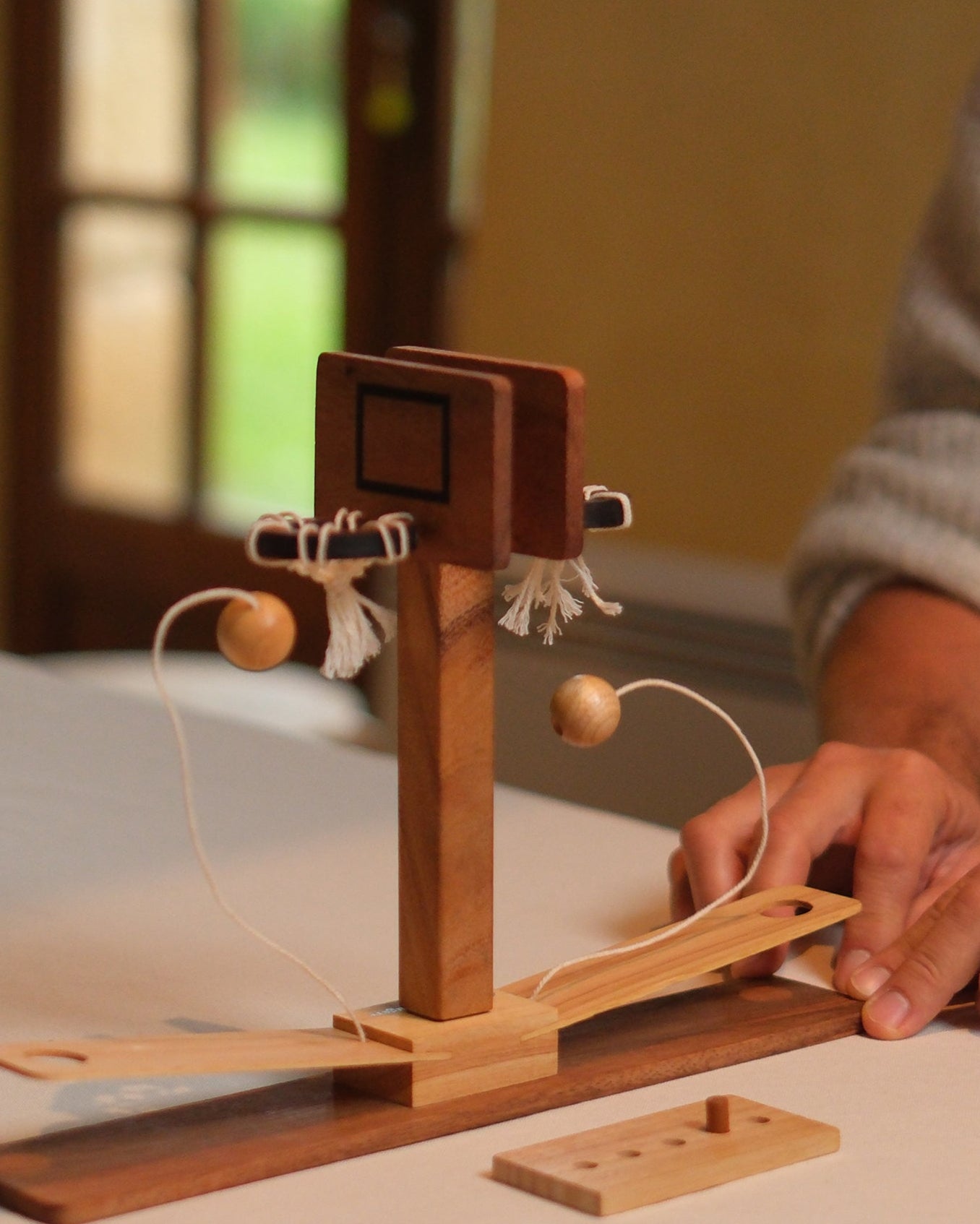 Joueur lançant la balle au Double Basket Jeux Faugère.