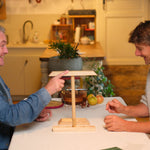 Deux joueurs s’affrontent autour du Jeu de l’anneau en bois, ambiance conviviale