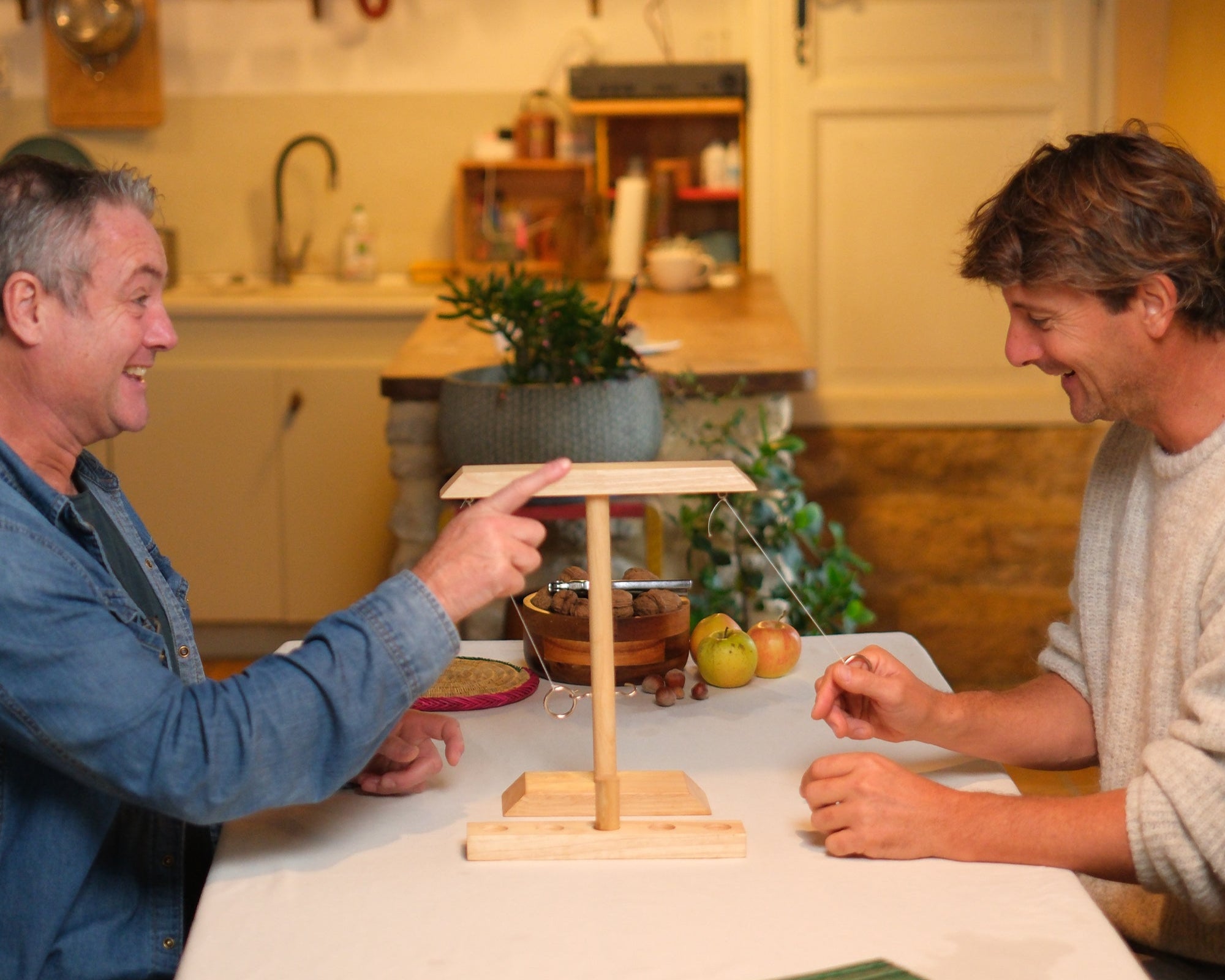 Deux joueurs s’affrontent autour du Jeu de l’anneau en bois, ambiance conviviale