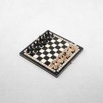 Jeu d’échecs en bois noir et naturel format M avec pièces disposées