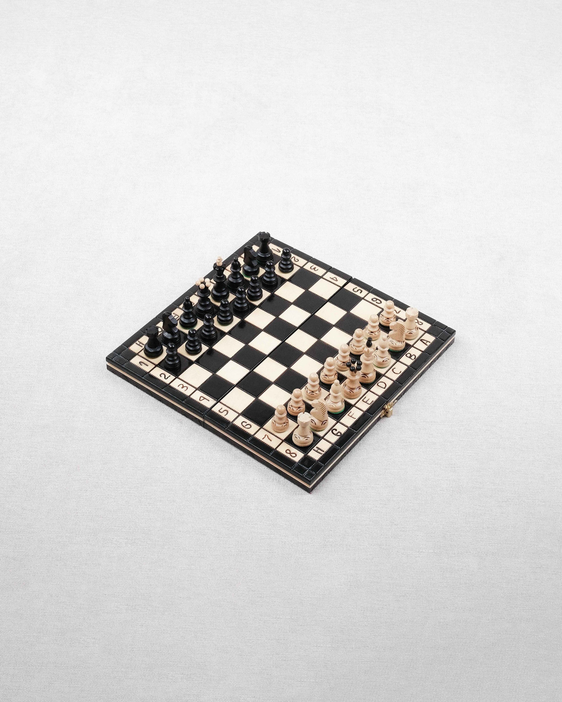 Jeu d’échecs en bois noir et naturel format M avec pièces disposées