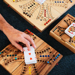 Main prenant une carte dans une vue d’ensemble des plateau de Tock  Jeux Faugère