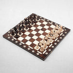 Coffret d’échecs XL en bois foncé ouvert avec pièces installées