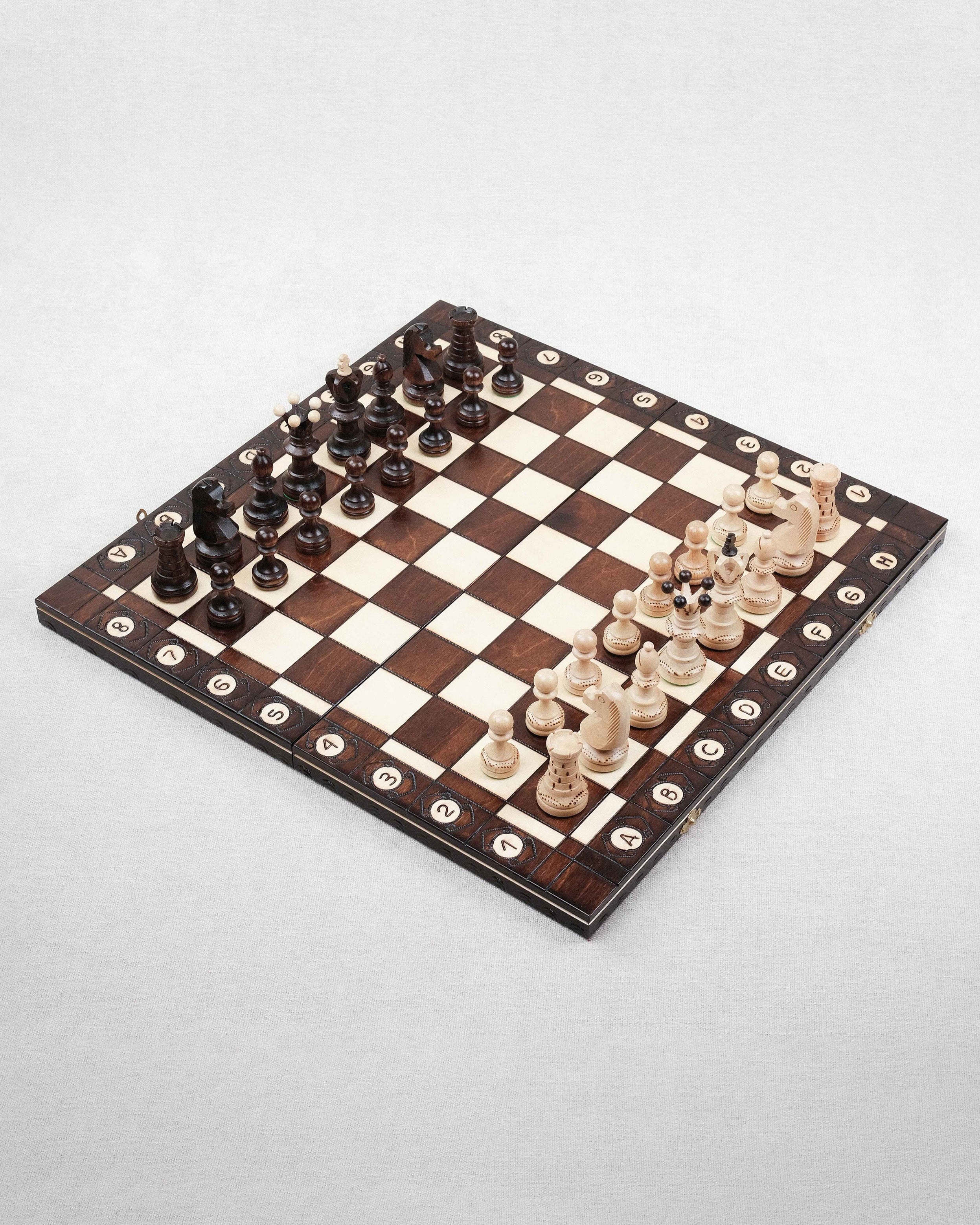 Coffret d’échecs XL en bois foncé ouvert avec pièces installées