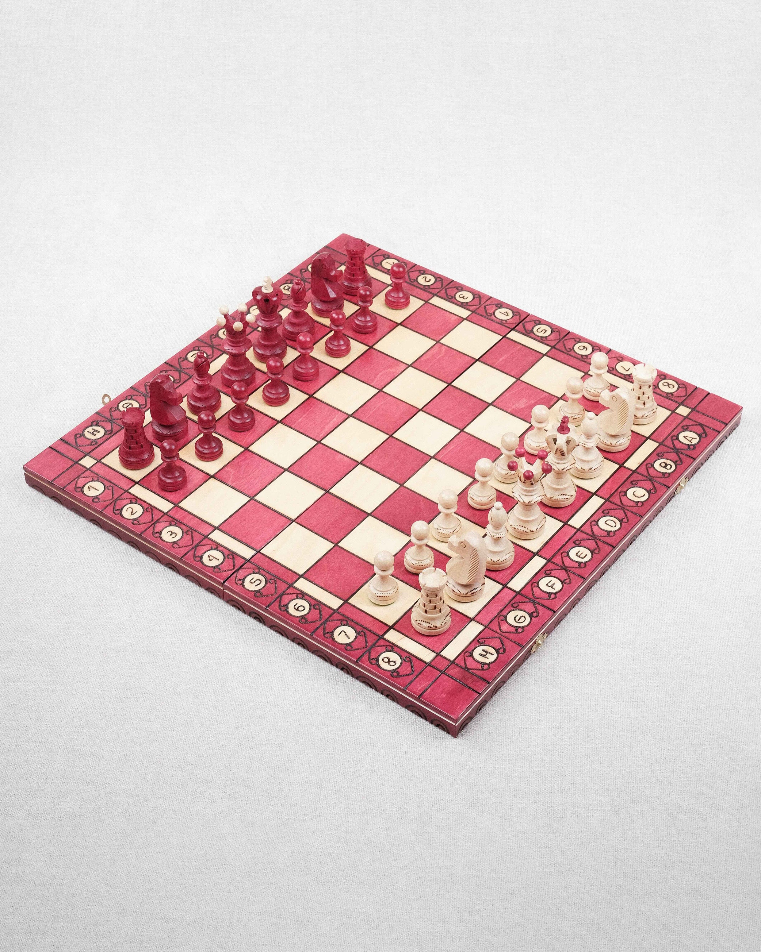 Jeu d’échecs XL en bois rouge – Plateau ouvert avec pièces en place