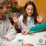 Enfants et parents jouant ensemble au jeu familial À Poil le Mouton.