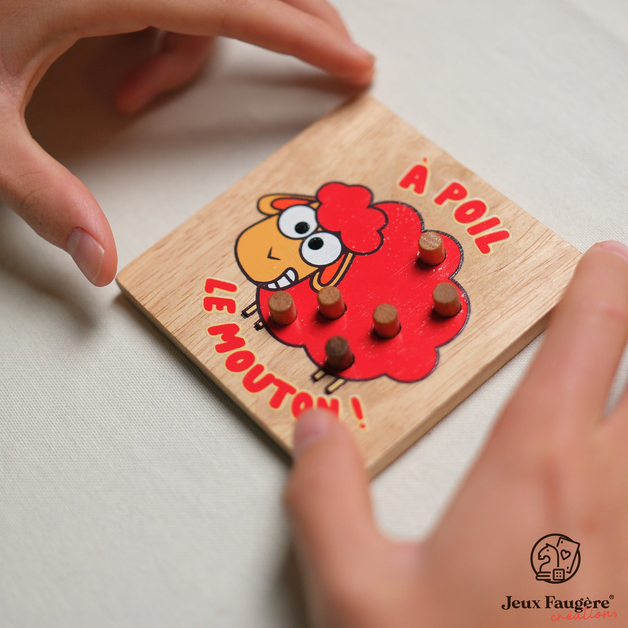 Partie en cours avec insertion des pions dans une plaquette mouton rouge.