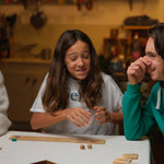 Deux enfants et un adulte en train de jouer à Funky Fruity en famille.