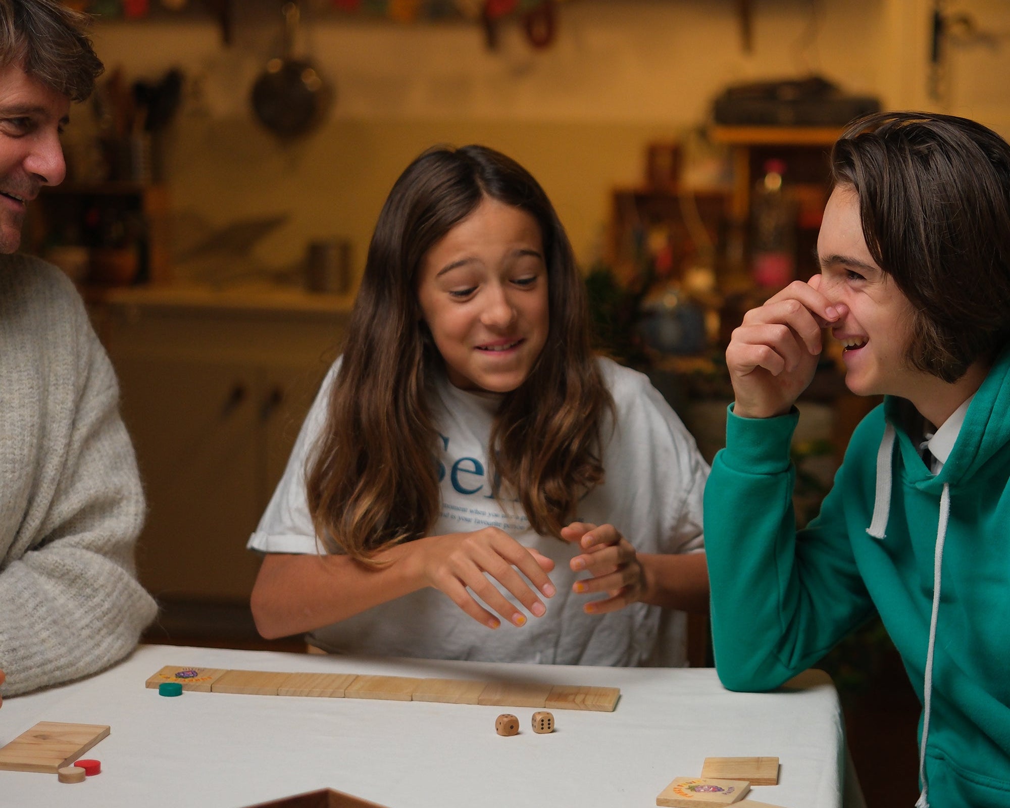 Deux enfants et un adulte en train de jouer à Funky Fruity en famille.