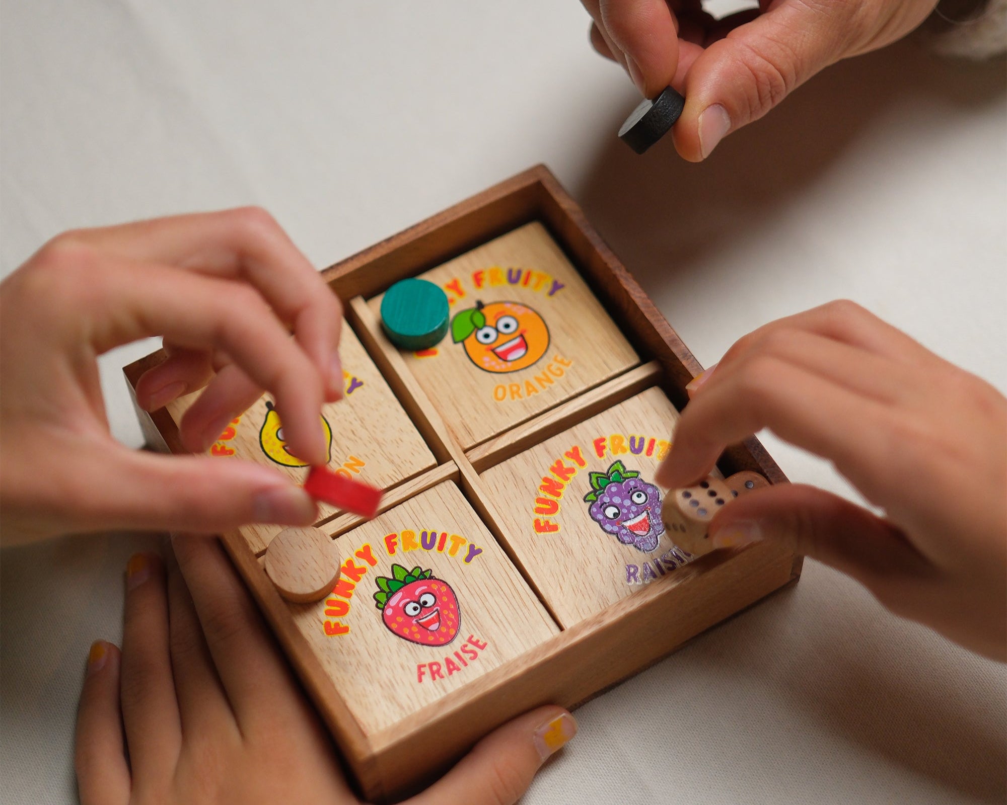 Partie en cours de Funky Fruity avec plusieurs mains de joueurs.